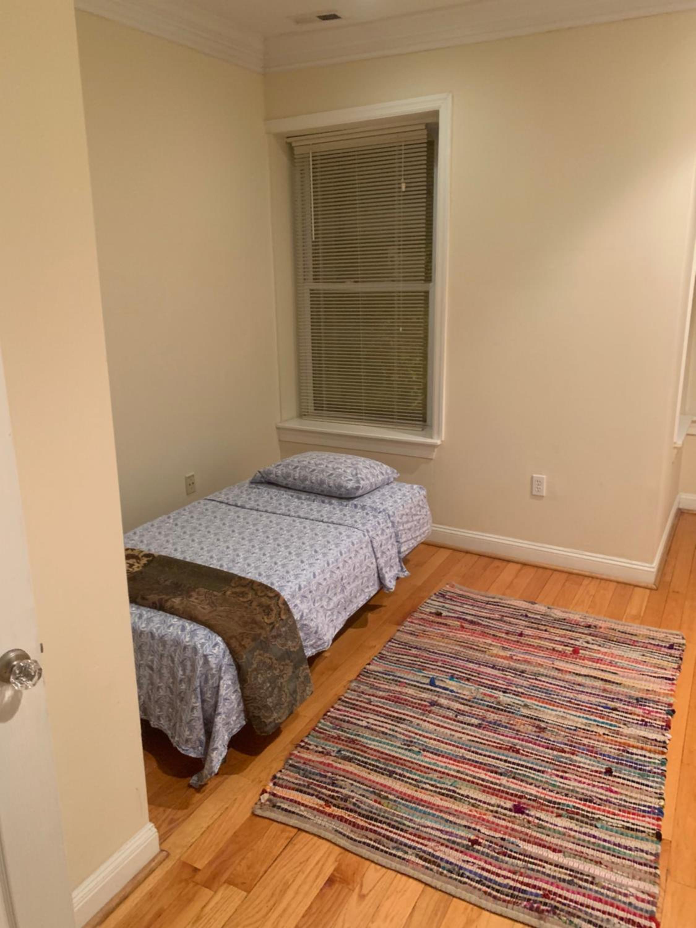 Five-Bedroom House - Photo 23