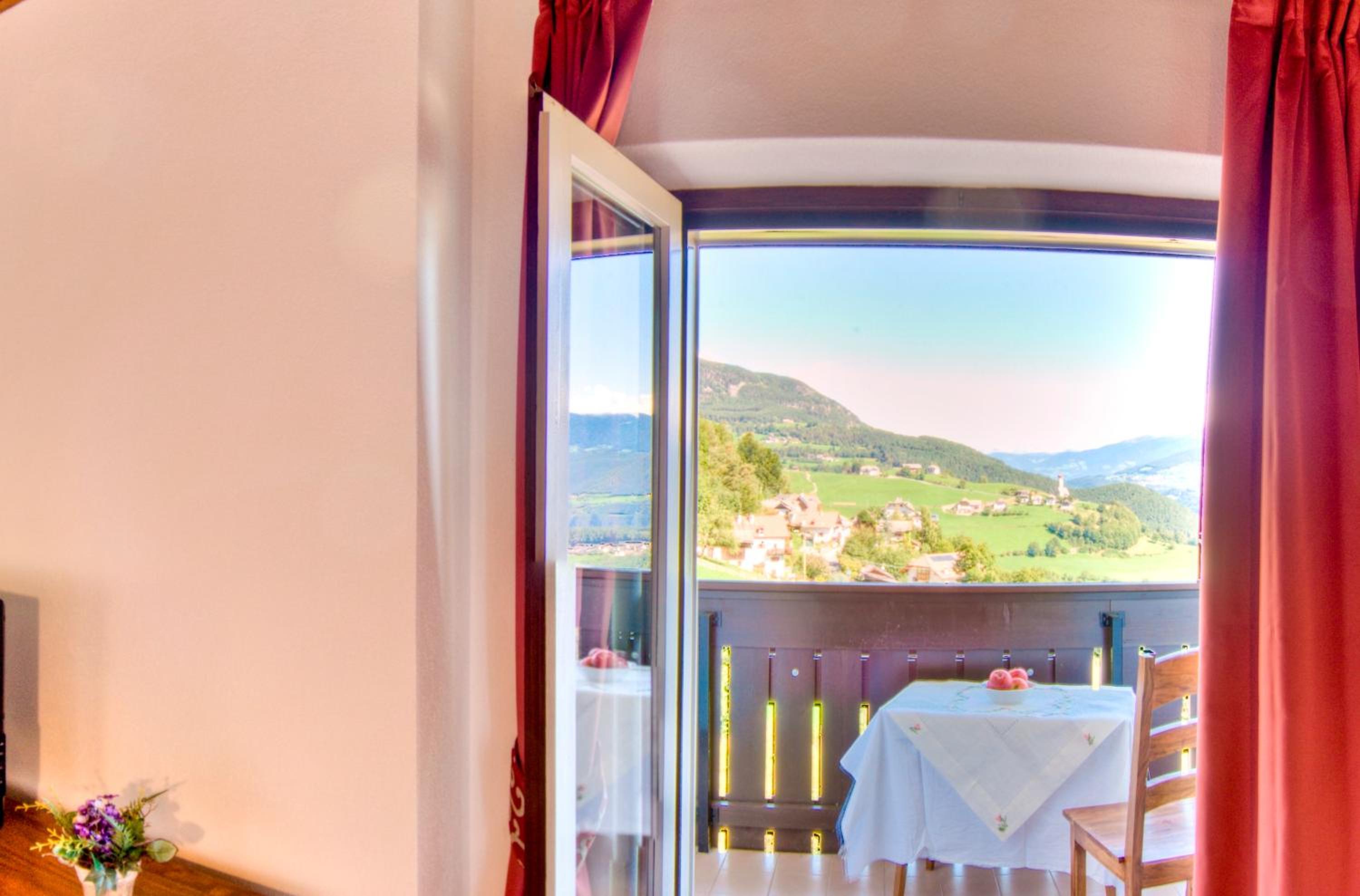 One-Bedroom Apartment with Balcony (2-4 Adults) photo 3