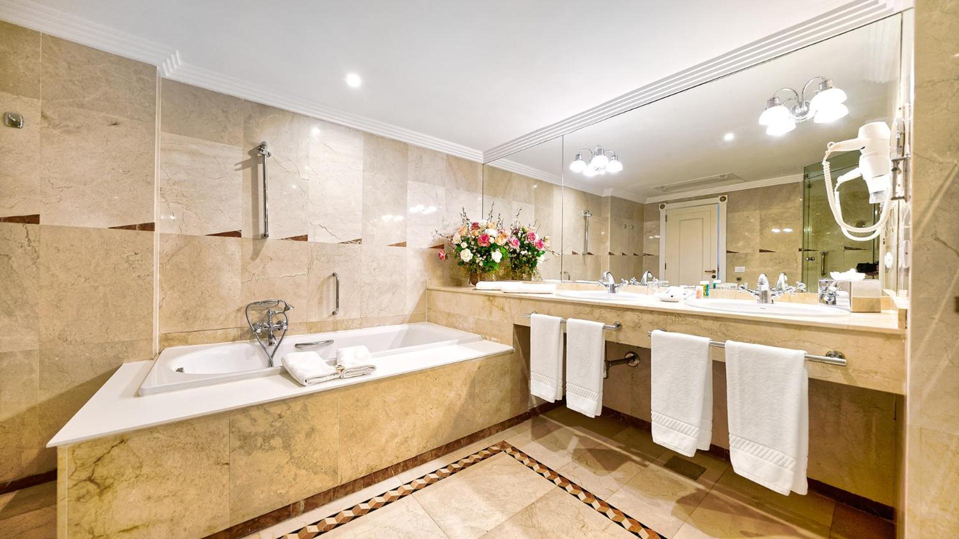 Suite with Sea View Spa Acces included thumbnail 5