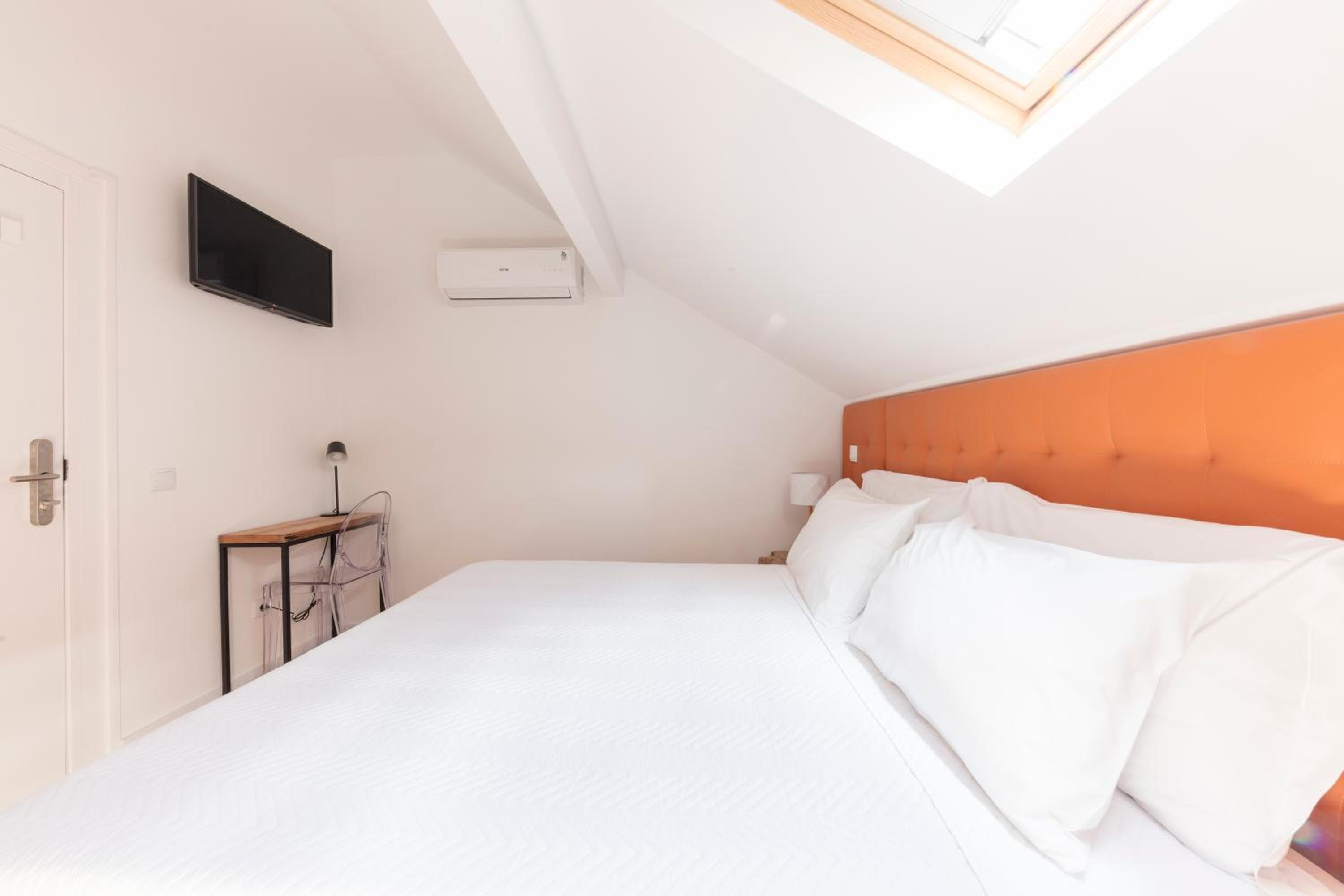 Double Room - Photo 16
