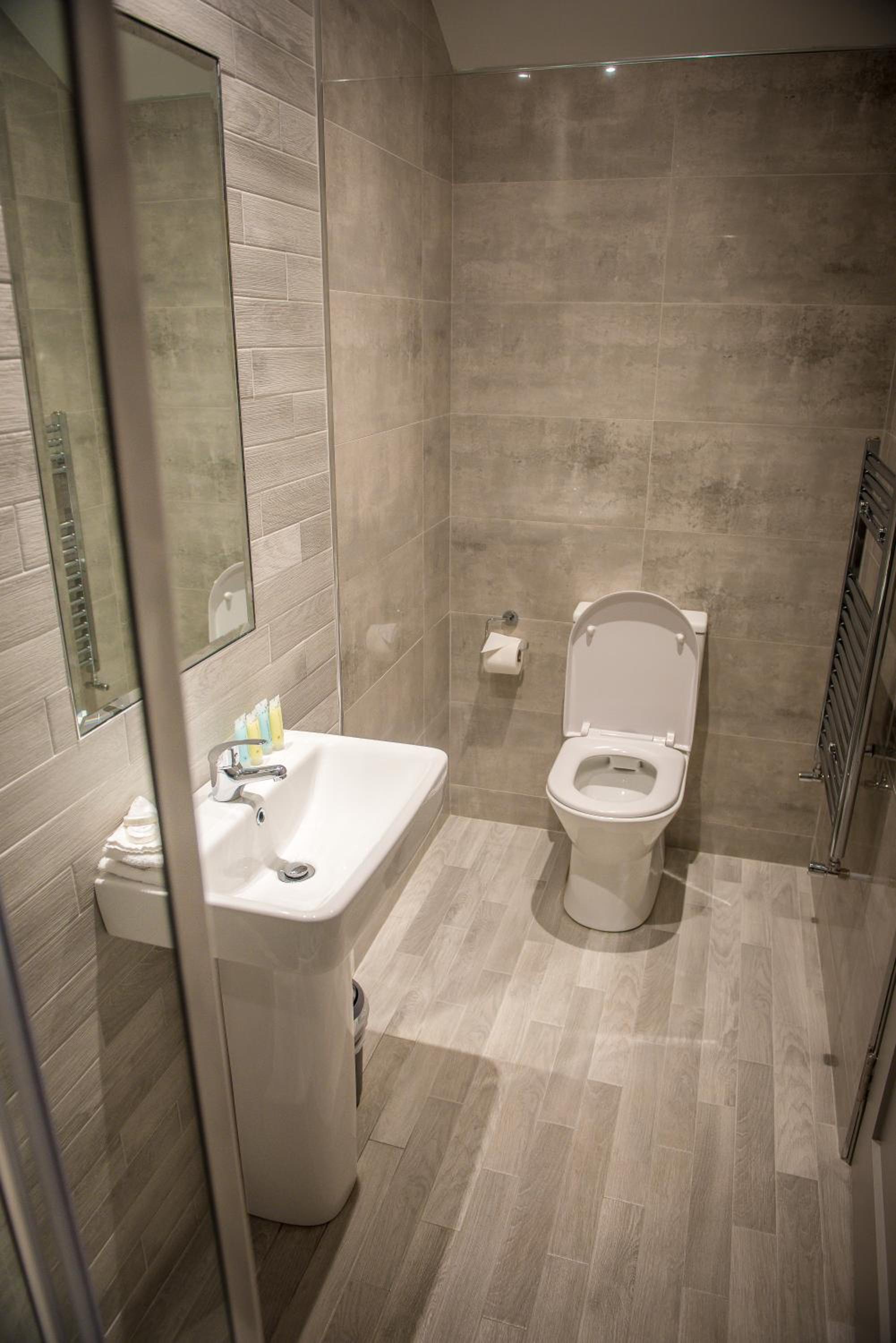 Twin Room with Private Bathroom photo 3