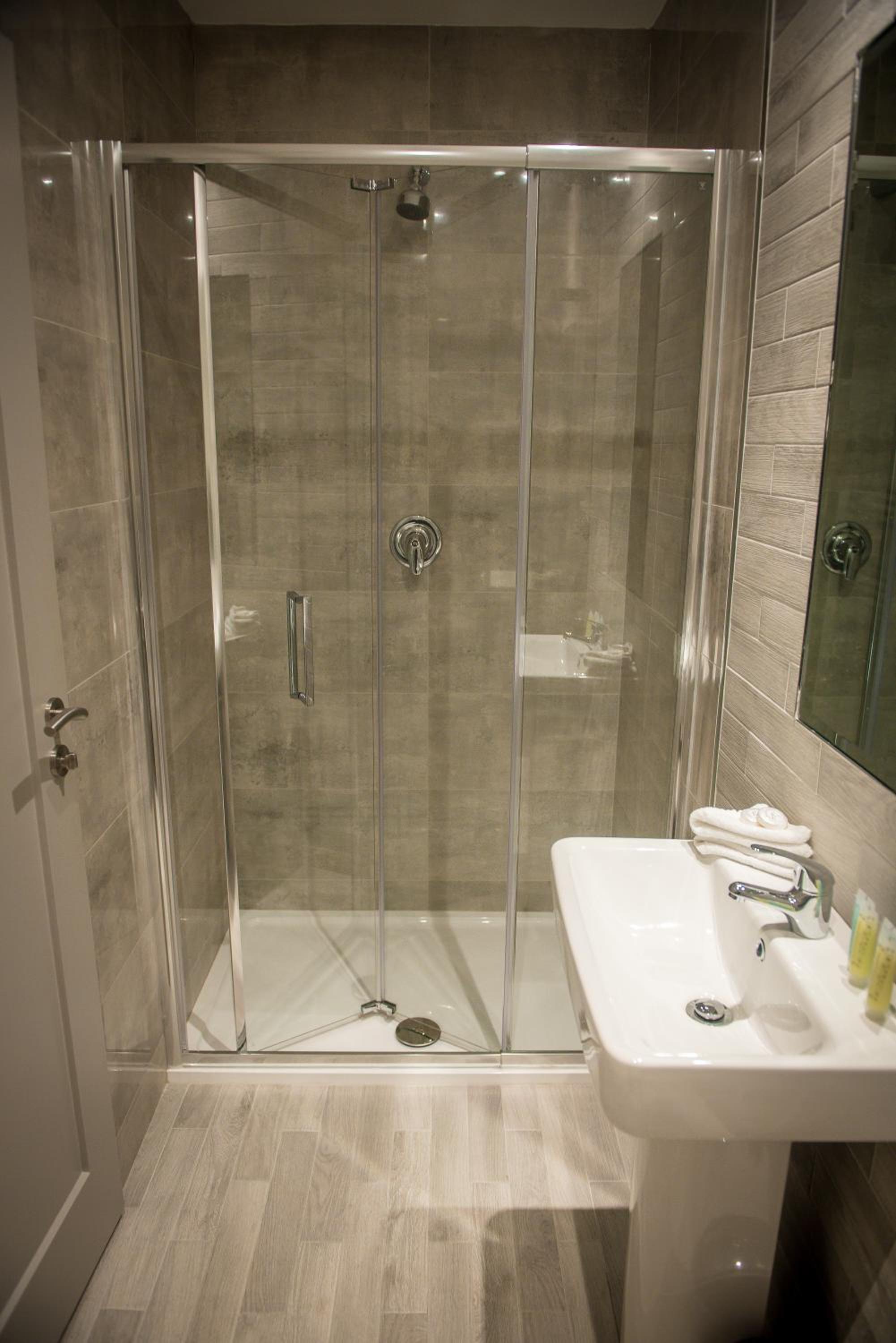 Twin Room with Private Bathroom photo 2
