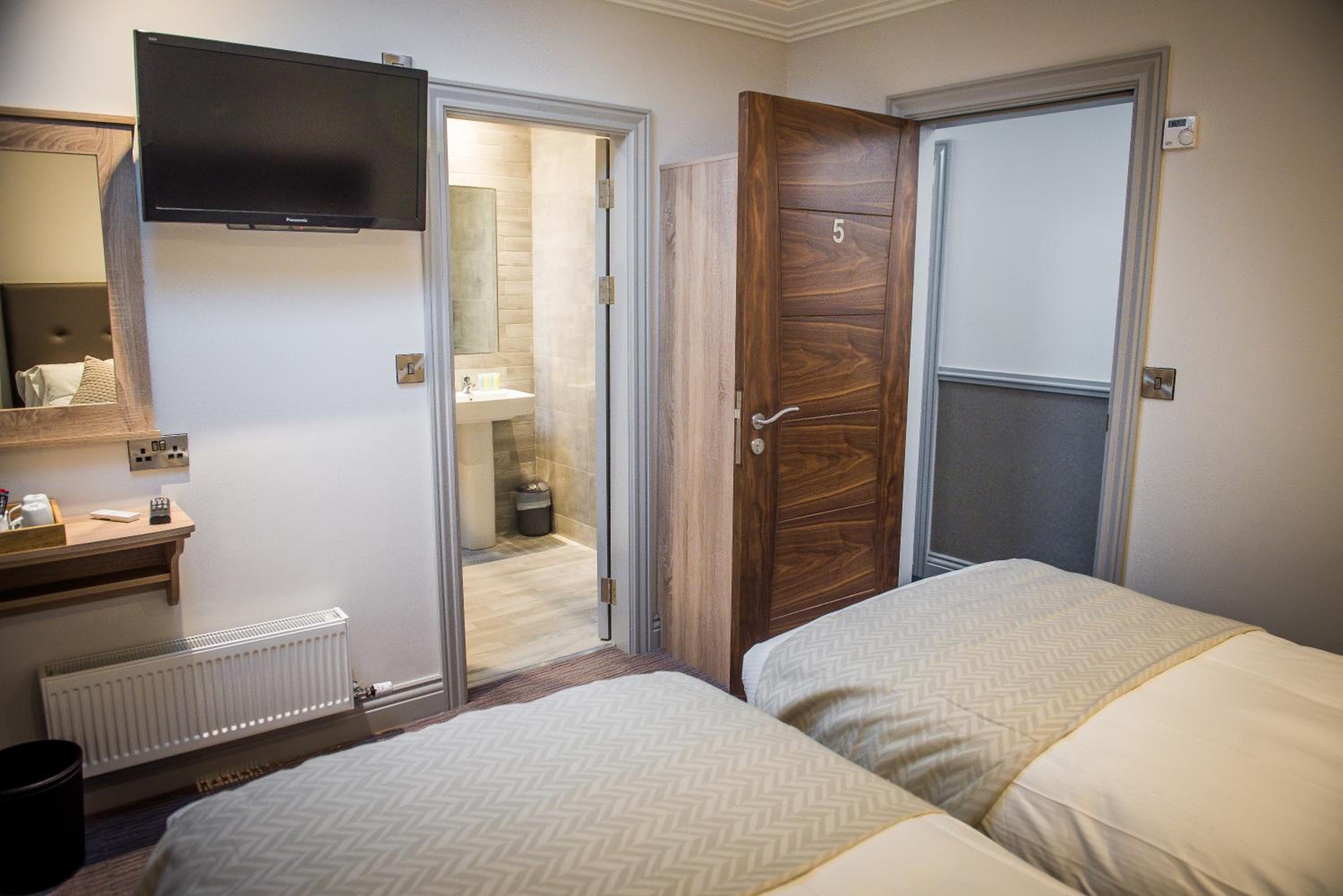Double or Twin Room with Private Bathroom photo 2