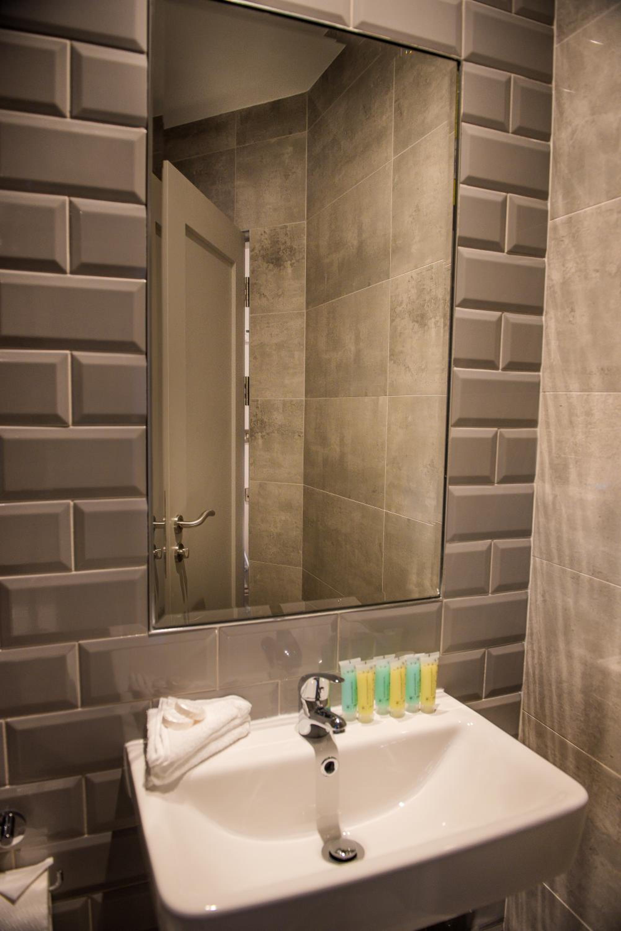 Triple Room with Private Bathroom photo 3