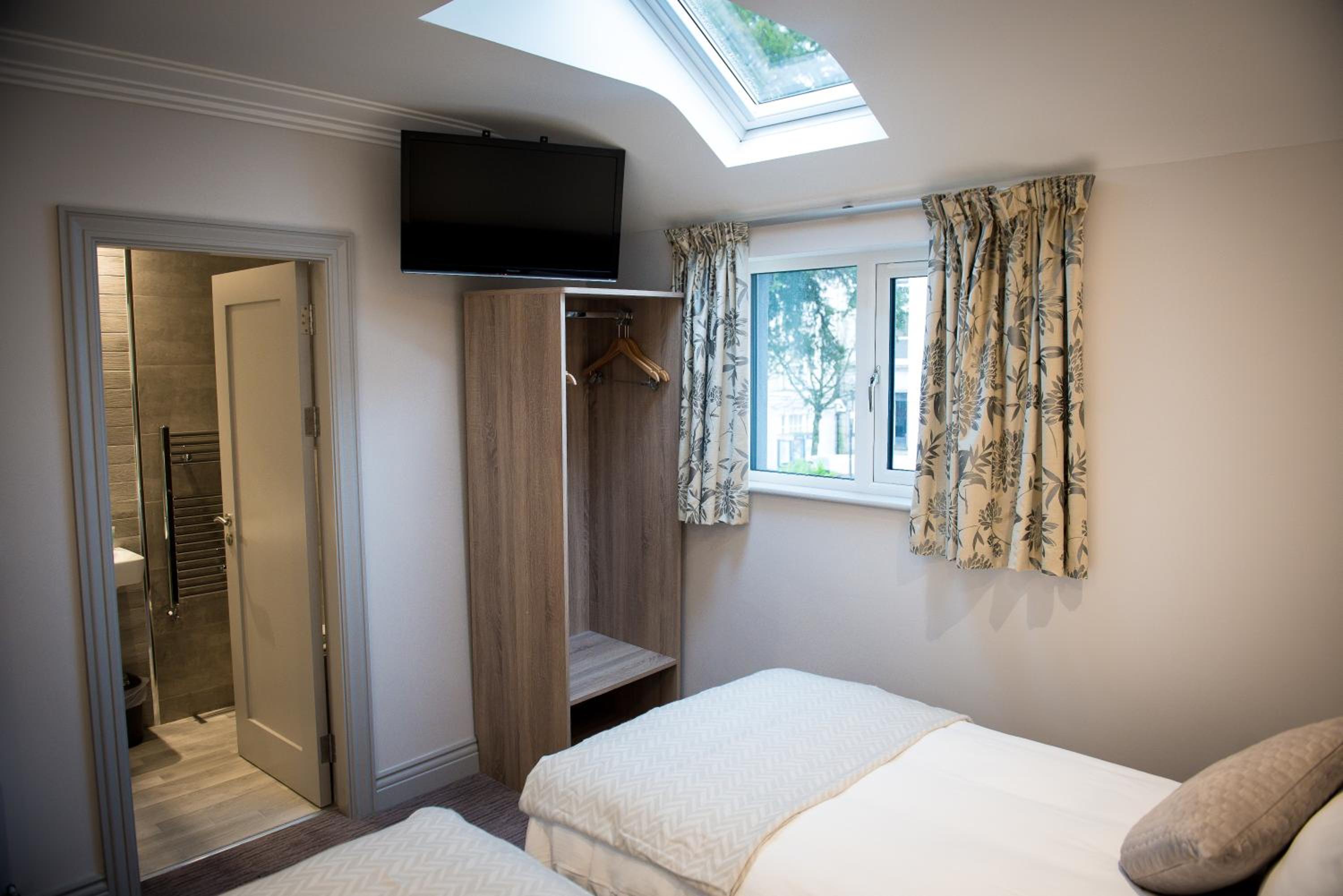 Twin Room with Private Bathroom photo 1