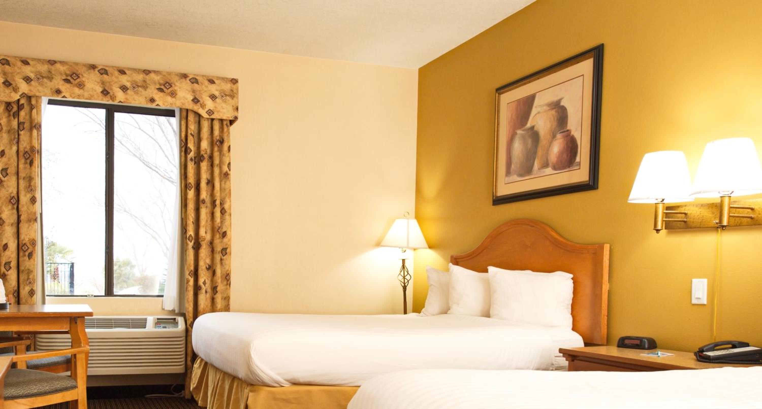 Queen Room with Two Queen Beds - Non-Smoking - Photo 3