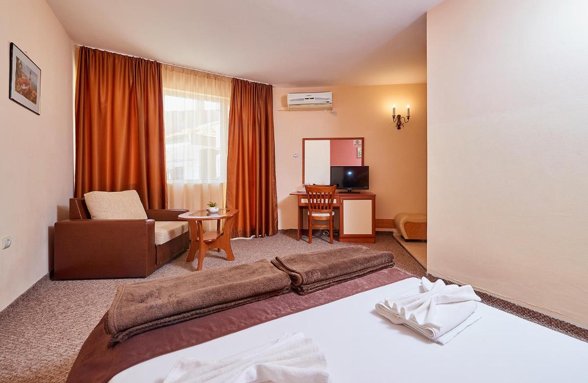 Double Room with Balcony - Photo 6