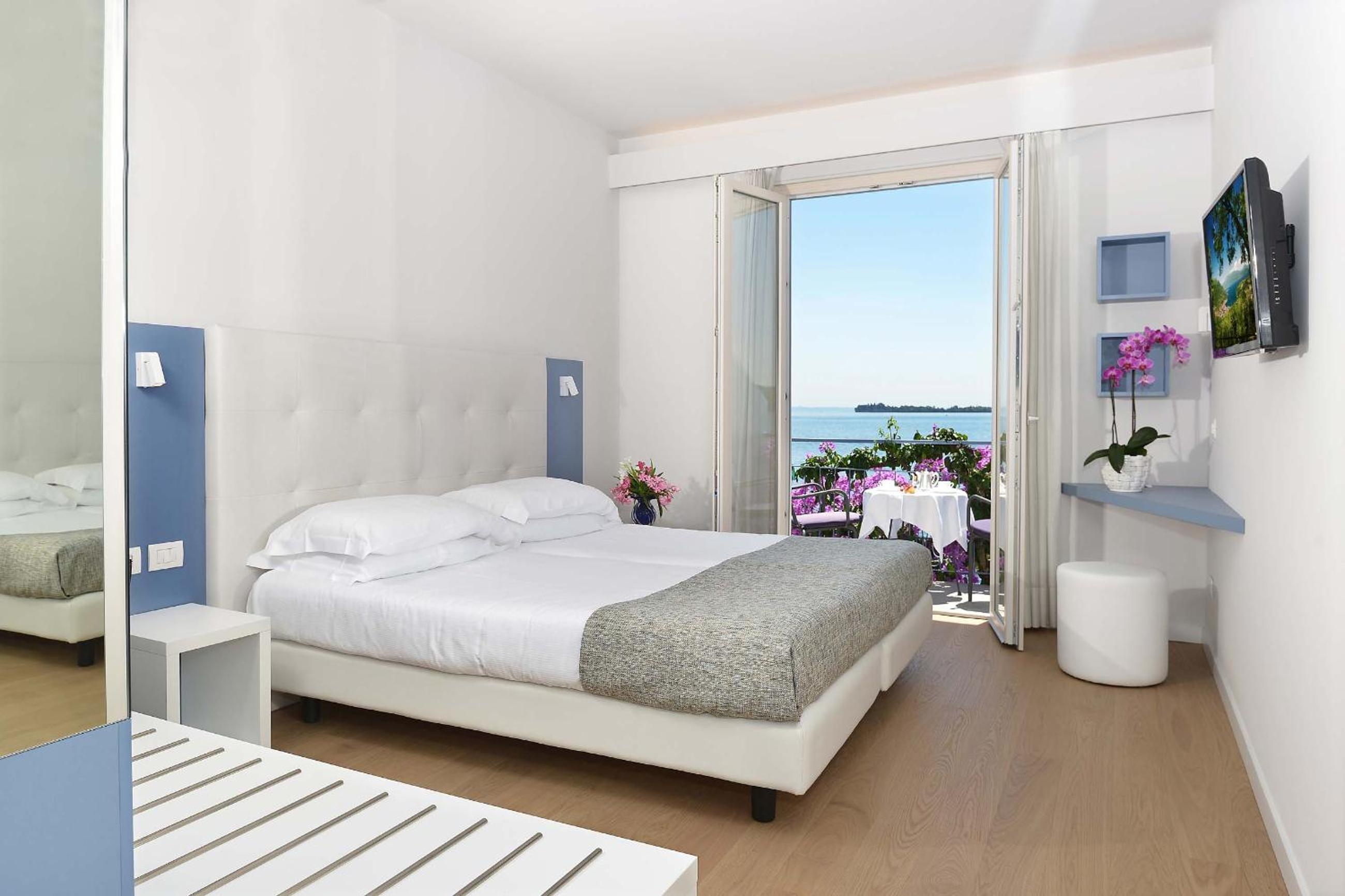 Classic Double Room with Lake view photo 1