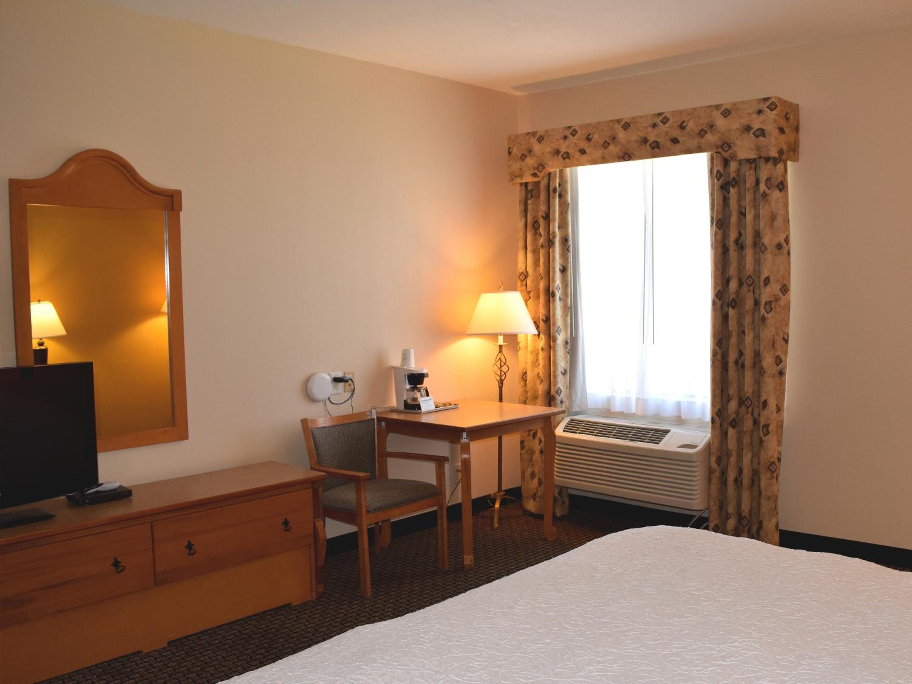 King Room - Non-Smoking - Photo 1