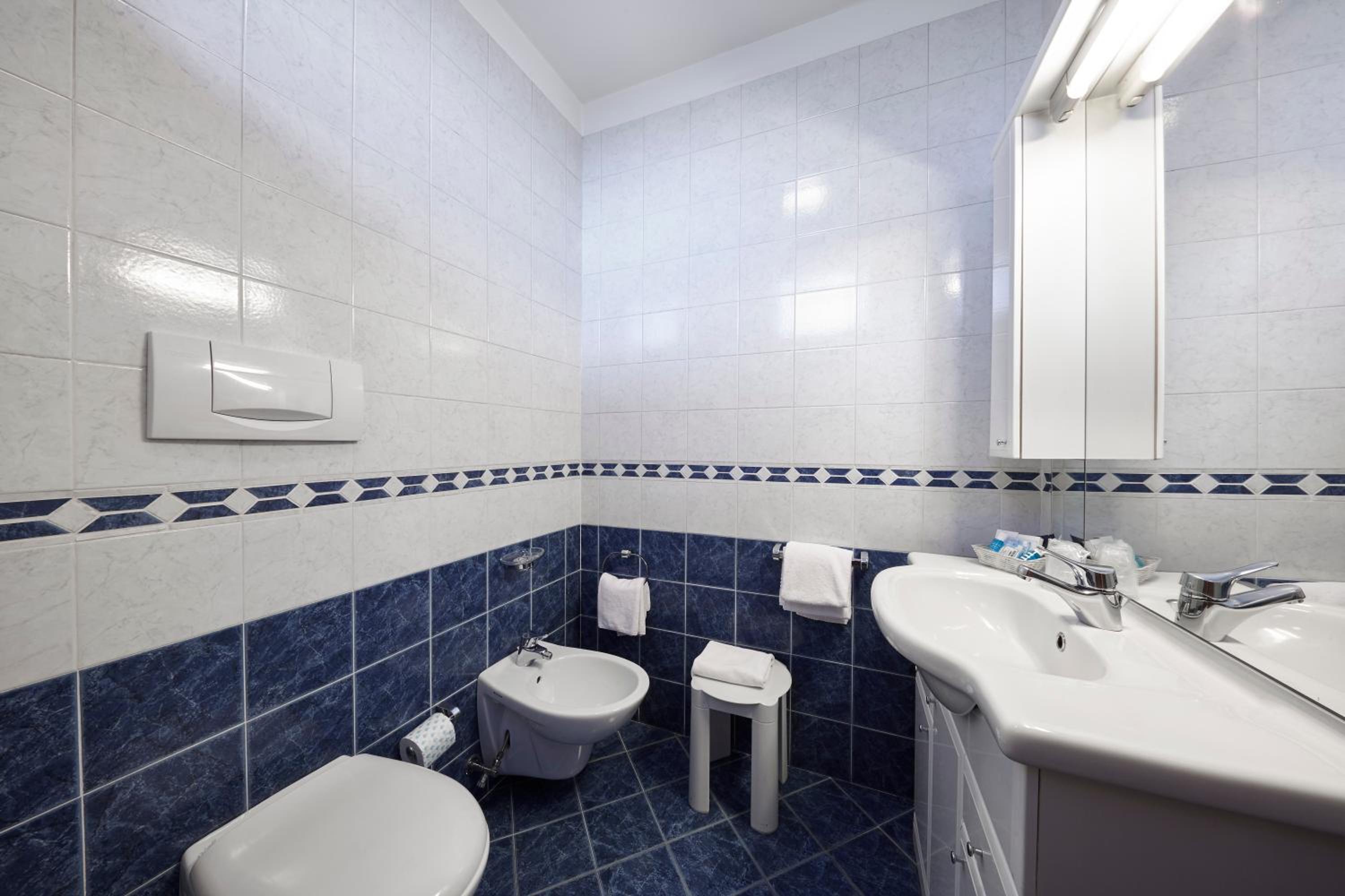 Double or Twin Room - Photo 7
