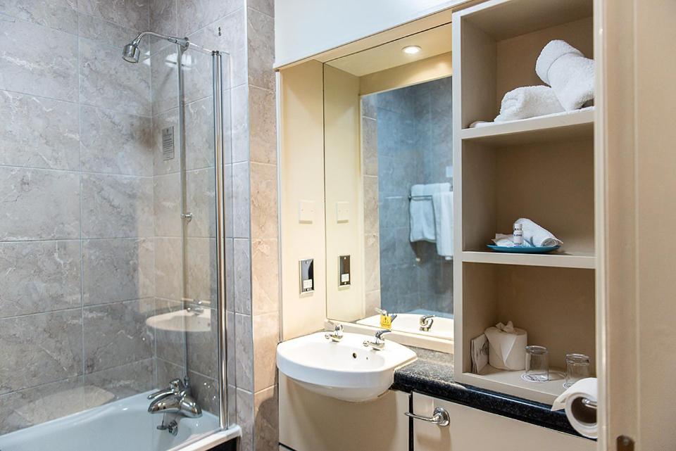 Standard Double Room - Photo 16