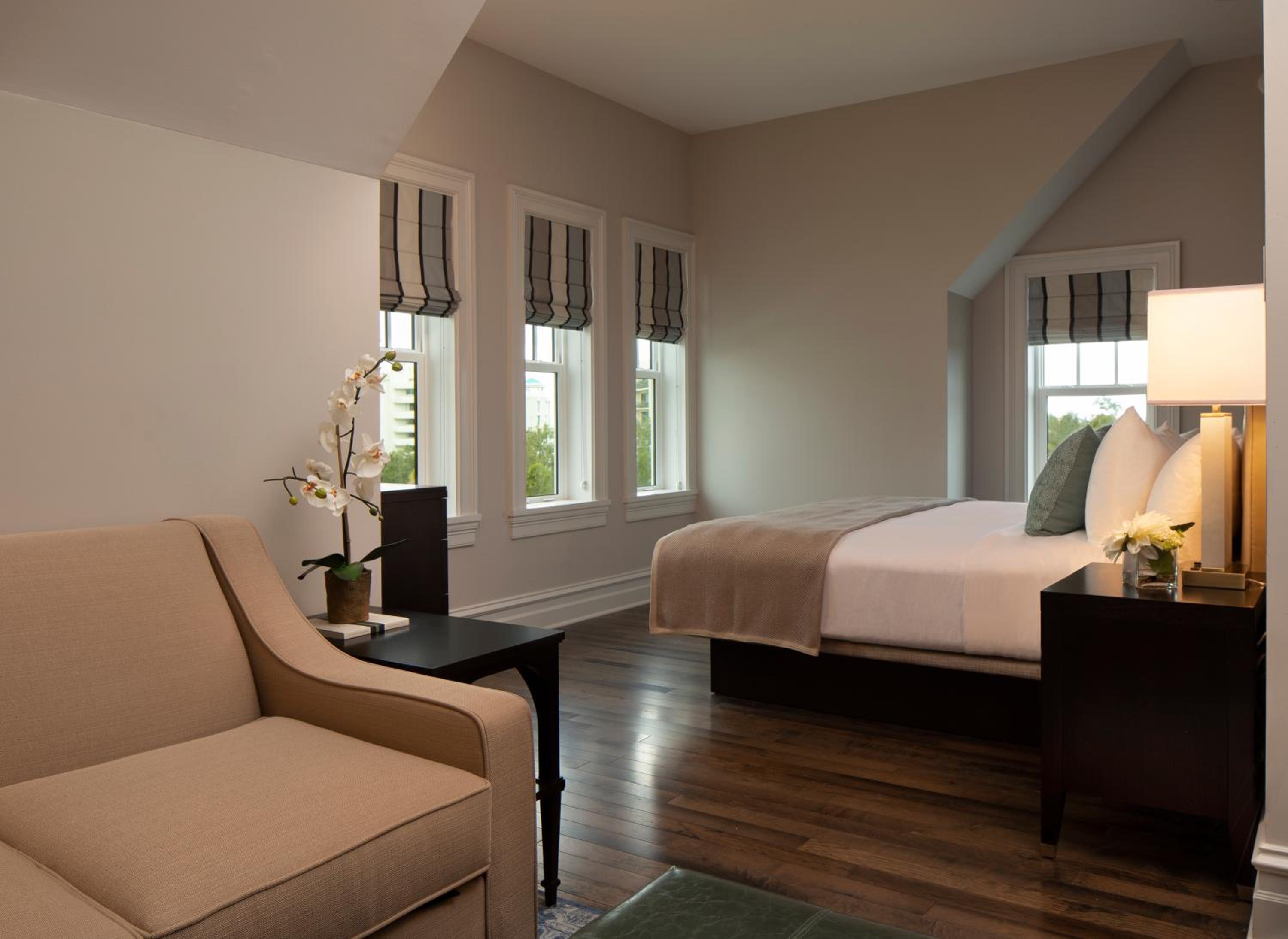 Junior King Suite with Pool View photo 1