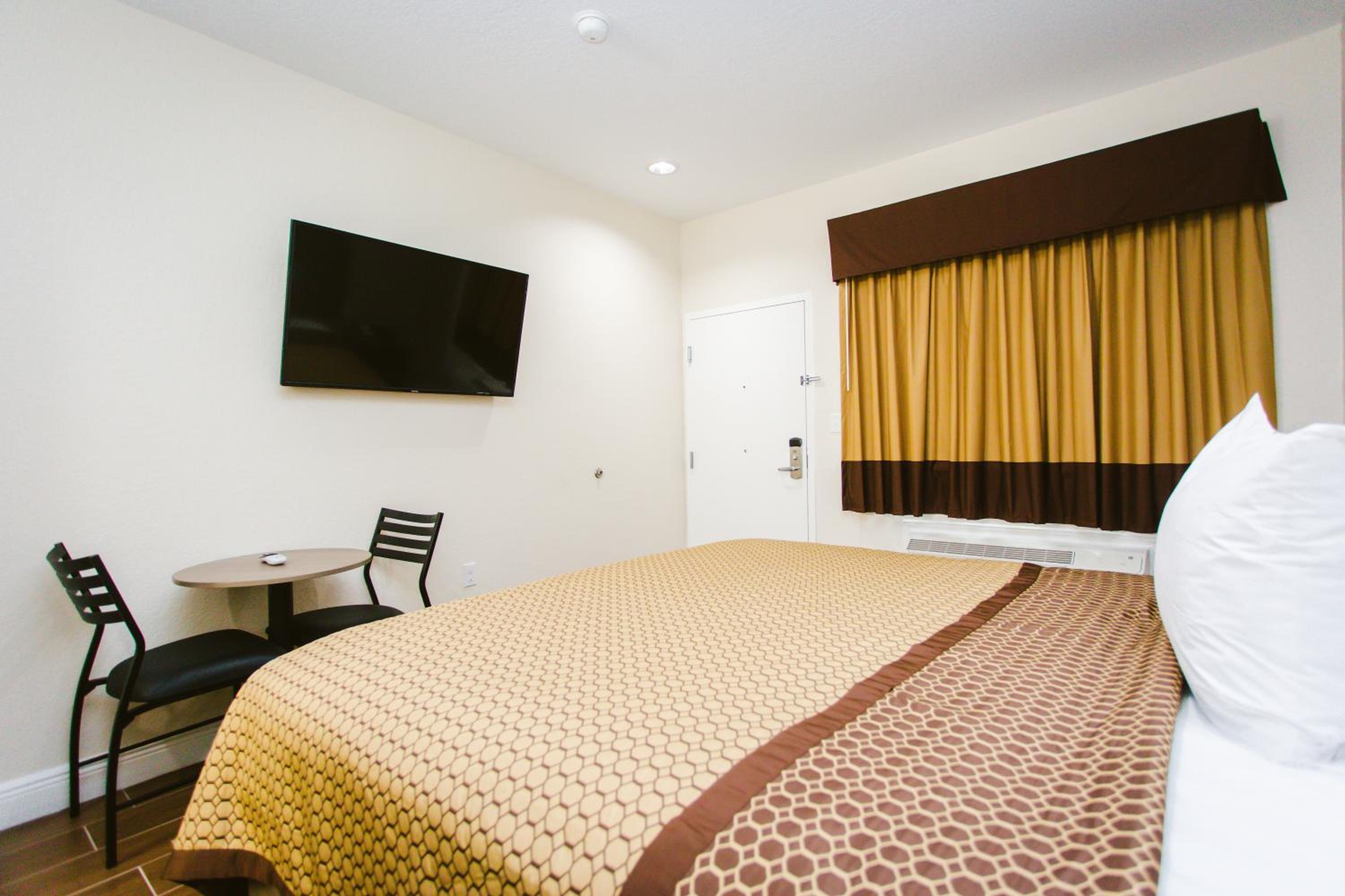 Standard King Room - Photo 5