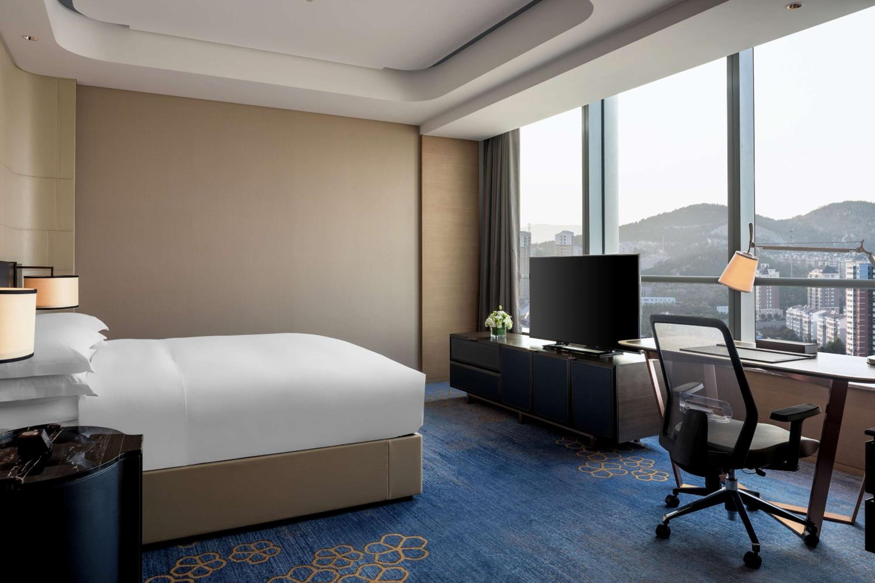 Deluxe King Room with Mountain View