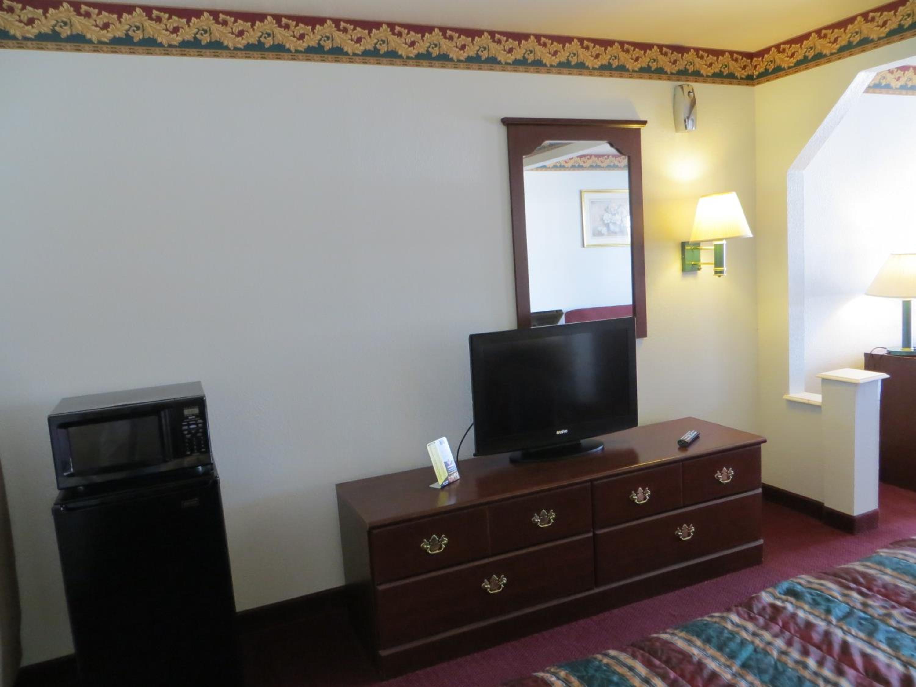 Queen Room with Two Queen Beds - Photo 2
