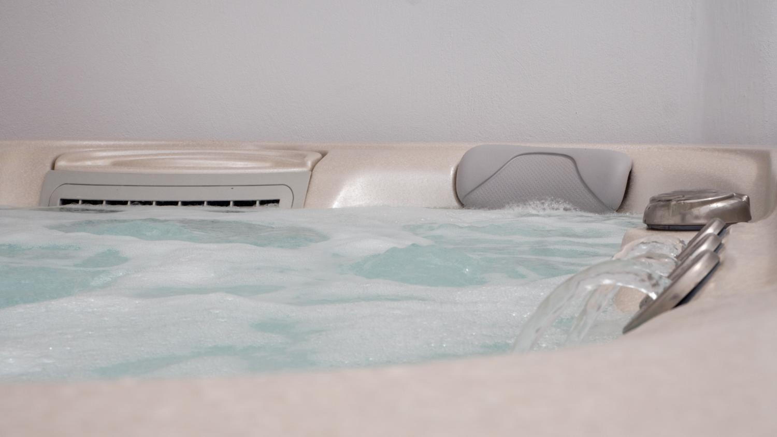 Superior suite with hot tub and partial view of the sea - Photo 6