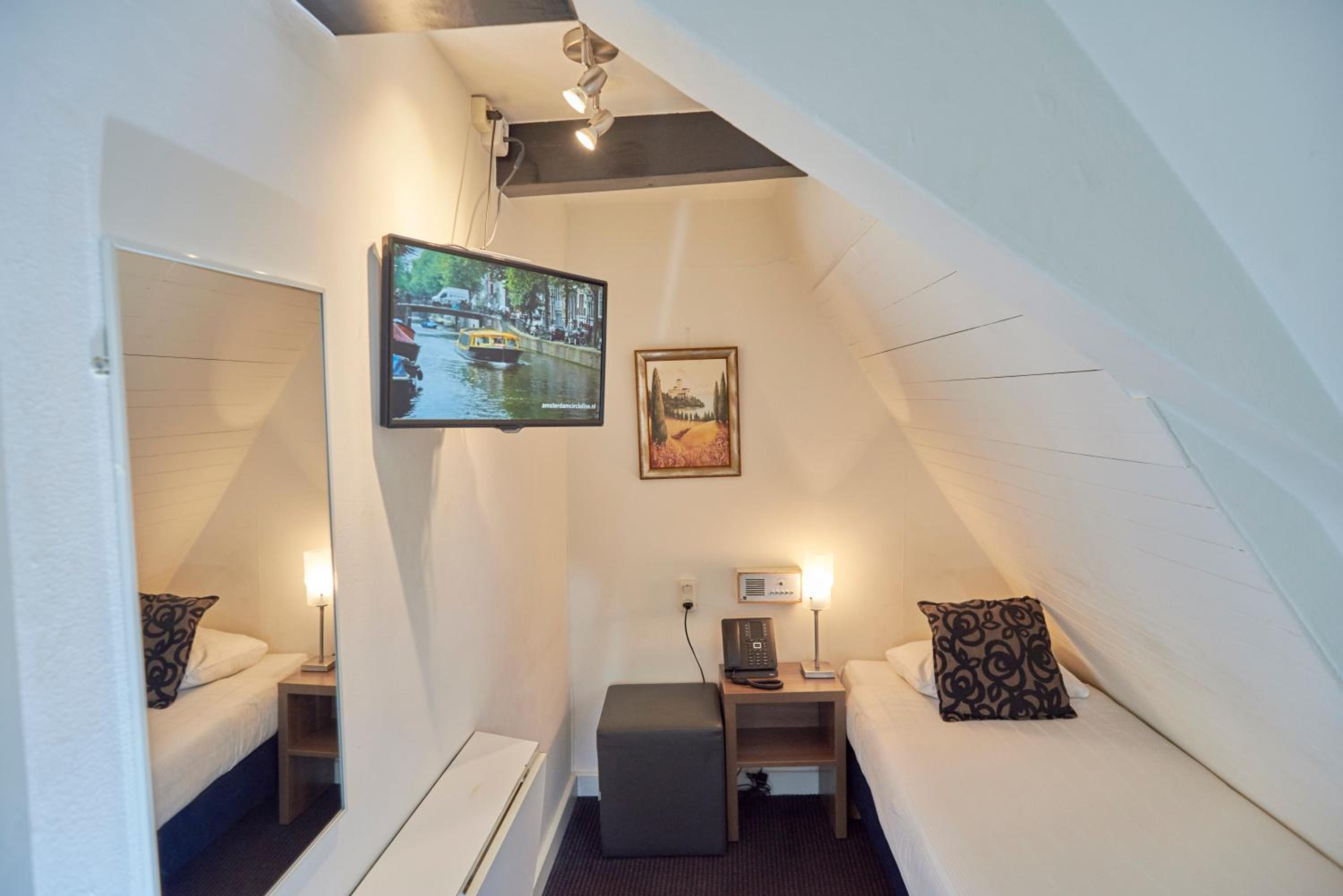 Basic Single Room with Shared Bathroom - photo 1