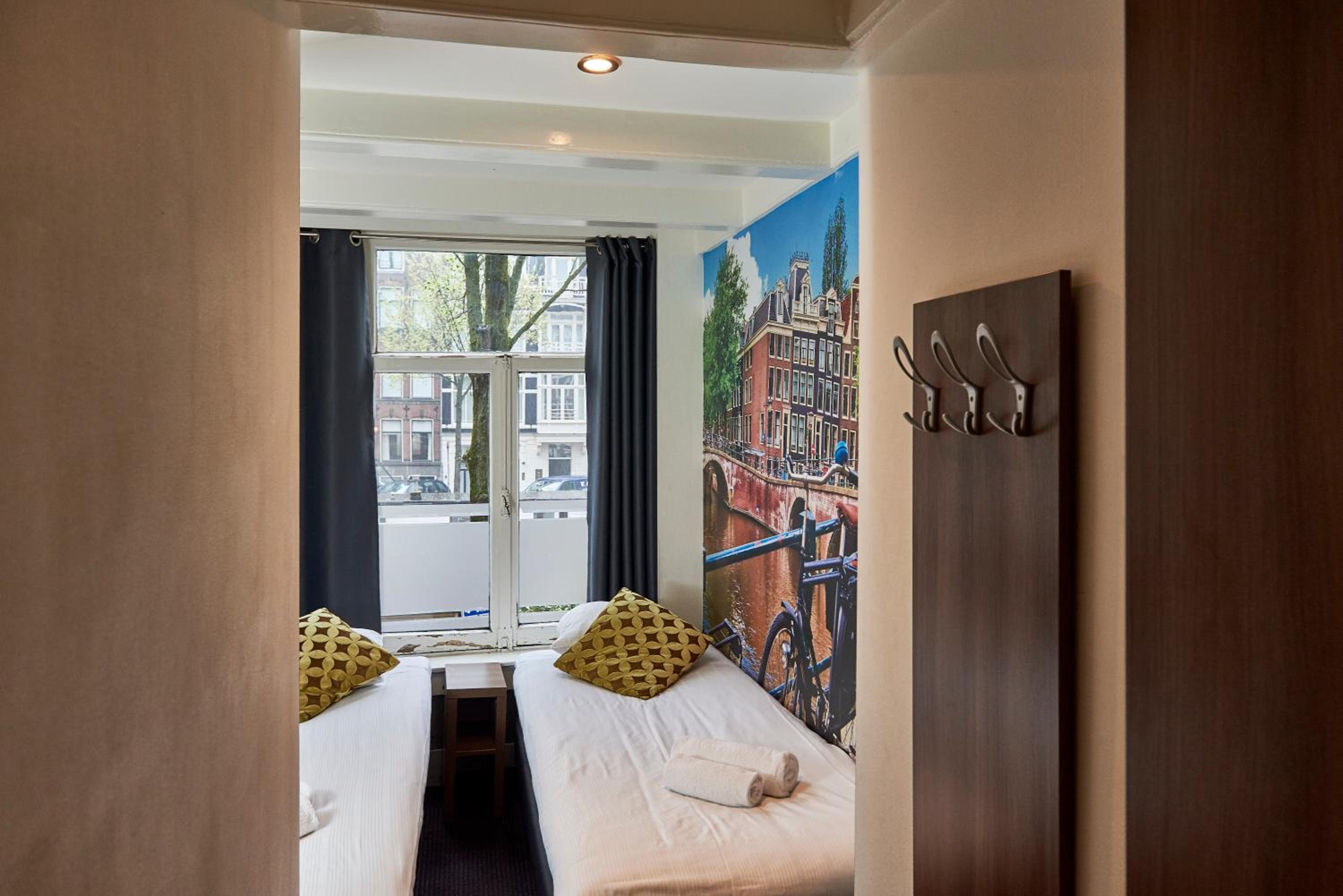 Basic Double or Twin Room with Shared Bathroom photo 1