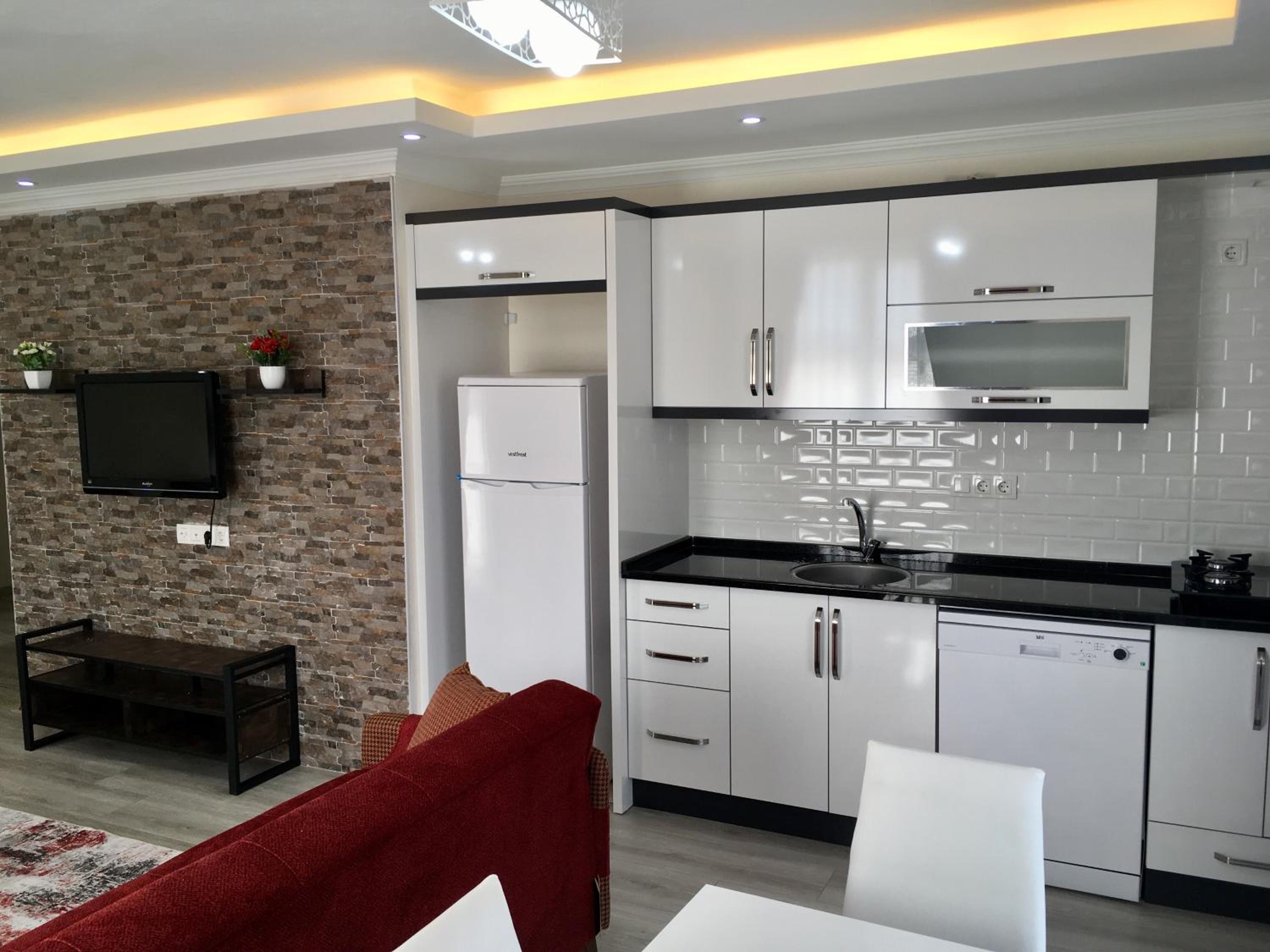 Apartment with Balcony - Photo 5