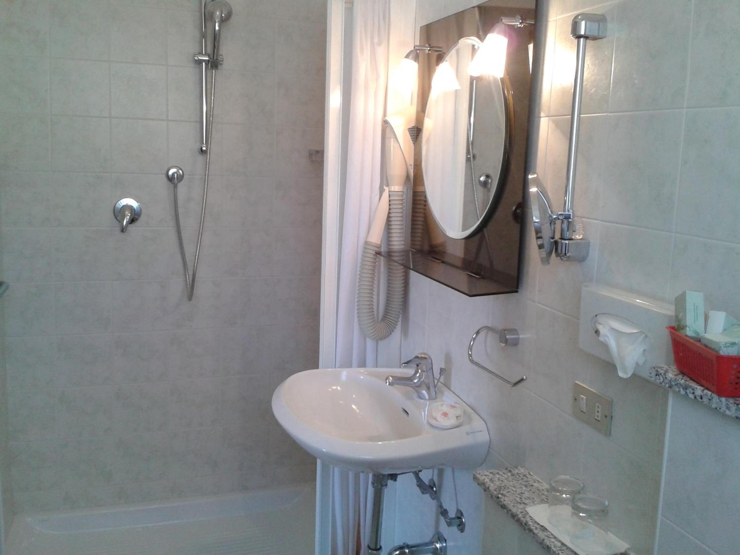 Triple Room with Balcony - Photo 11