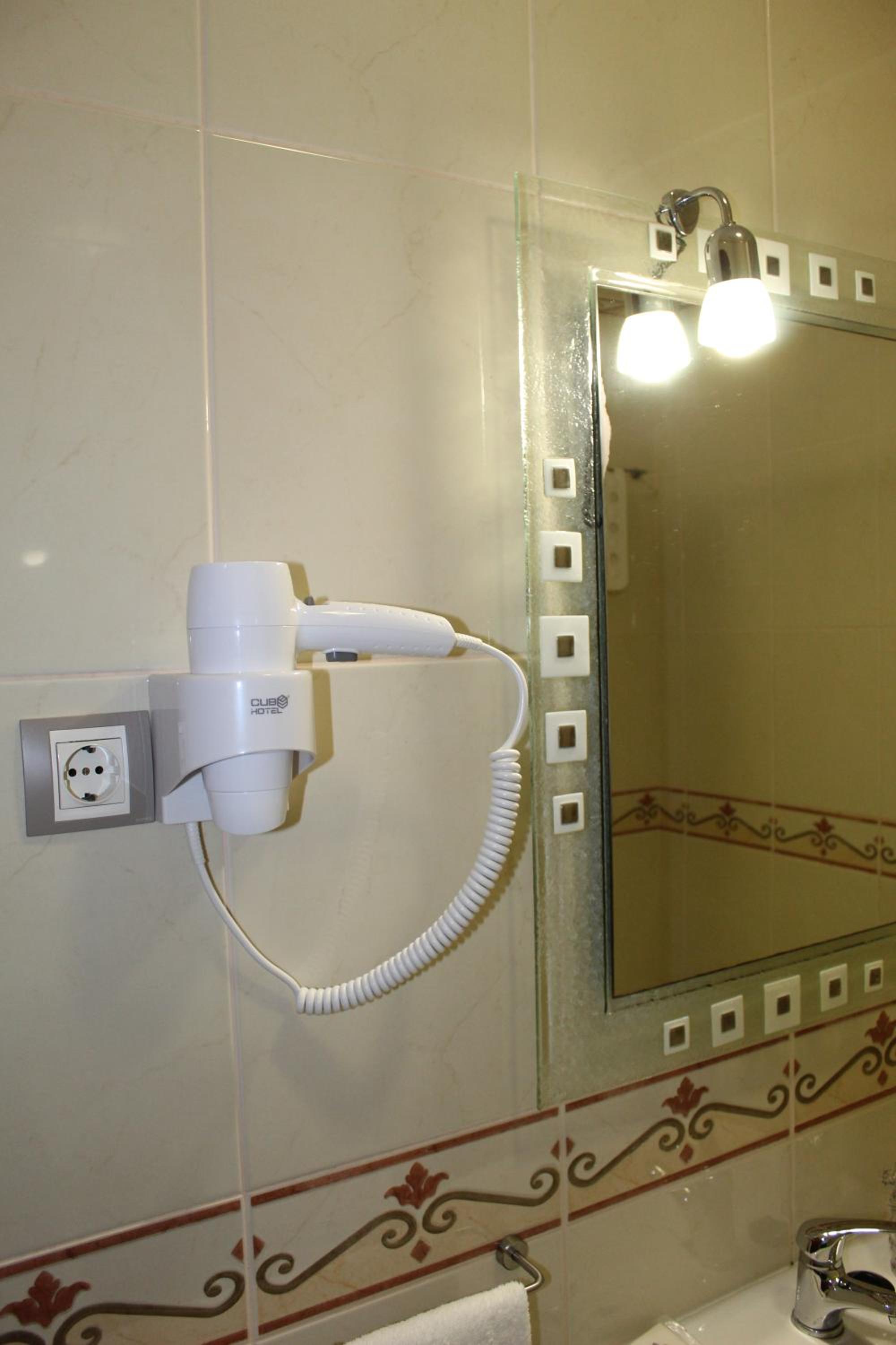 Twin Room - Photo 11