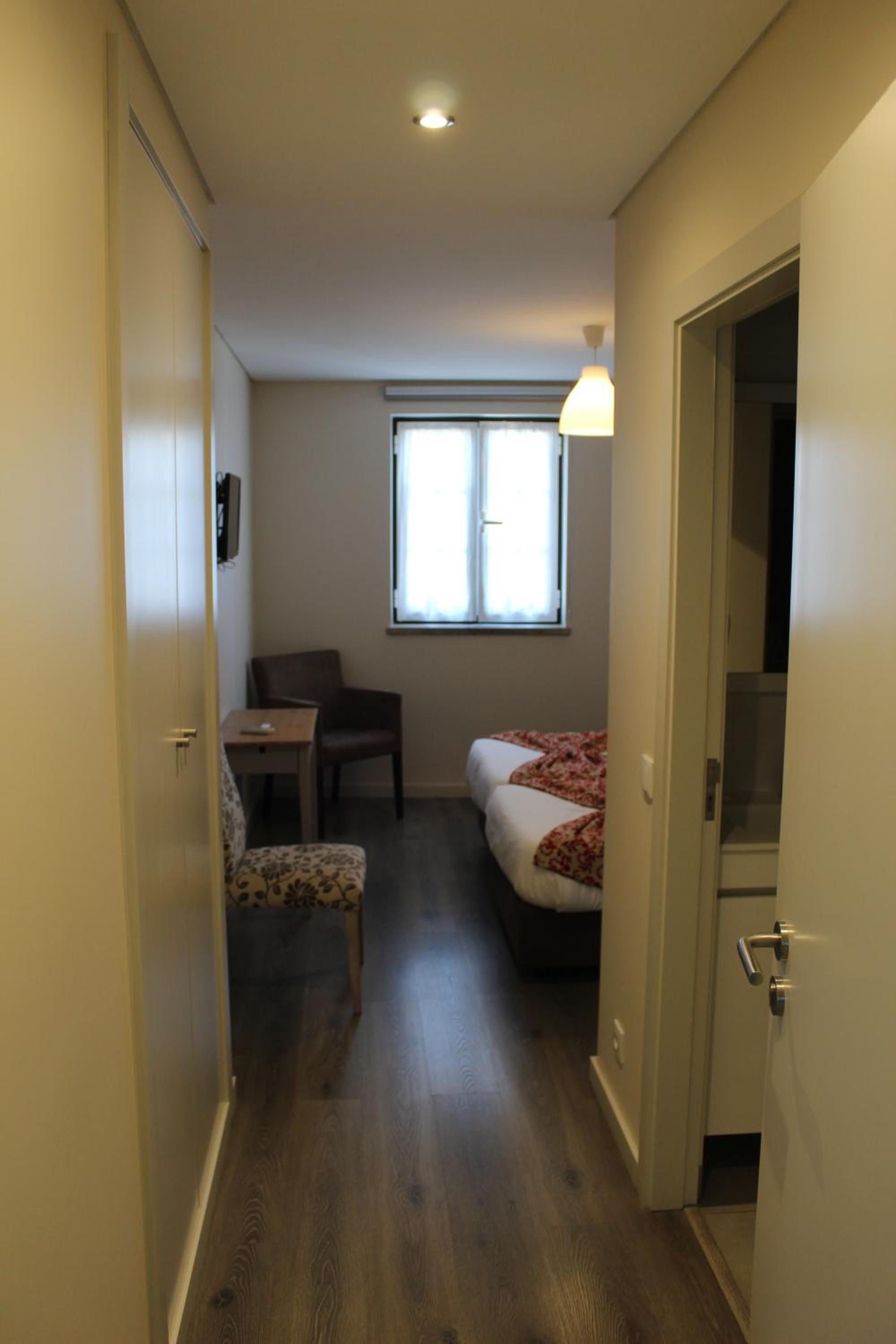 Twin Room - Photo 12