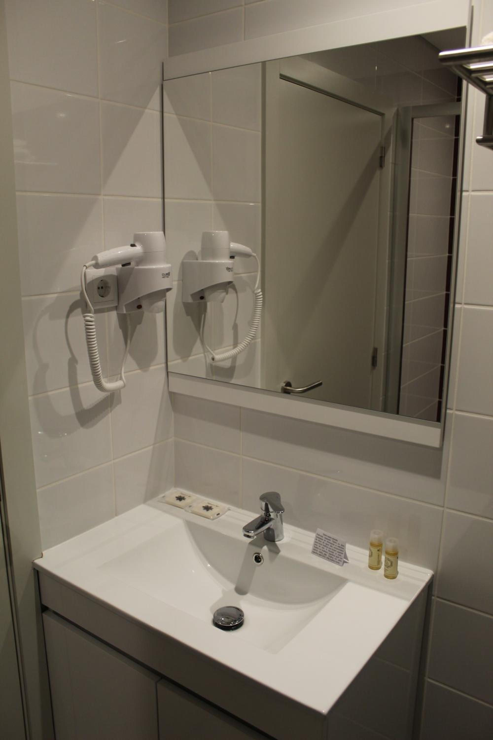 Twin Room - Photo 16