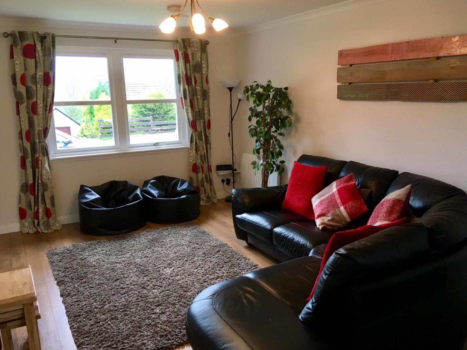 Three-Bedroom House photo 3