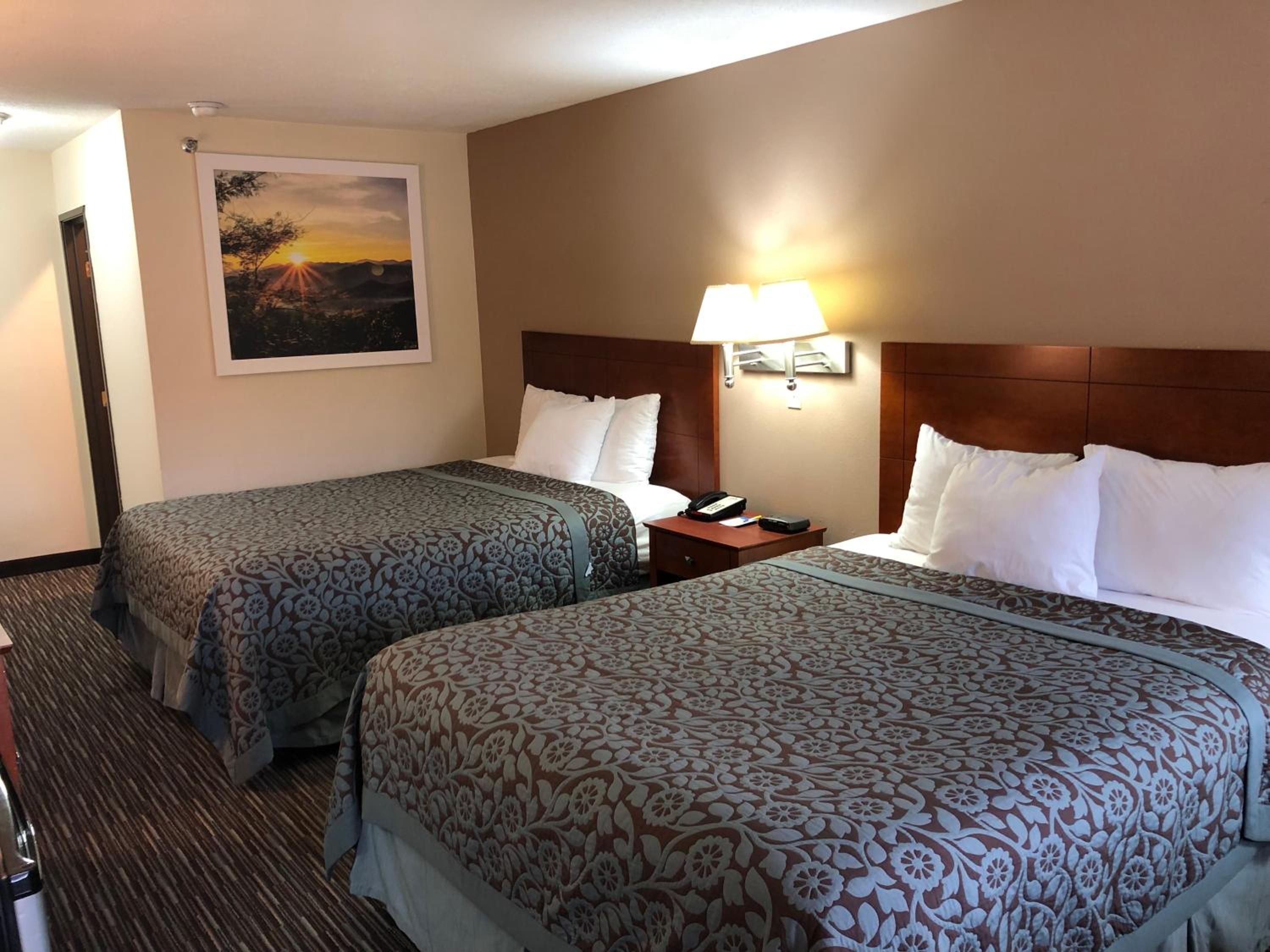 Studio Suite with Two Queen Beds - Non-Smoking - Photo 3