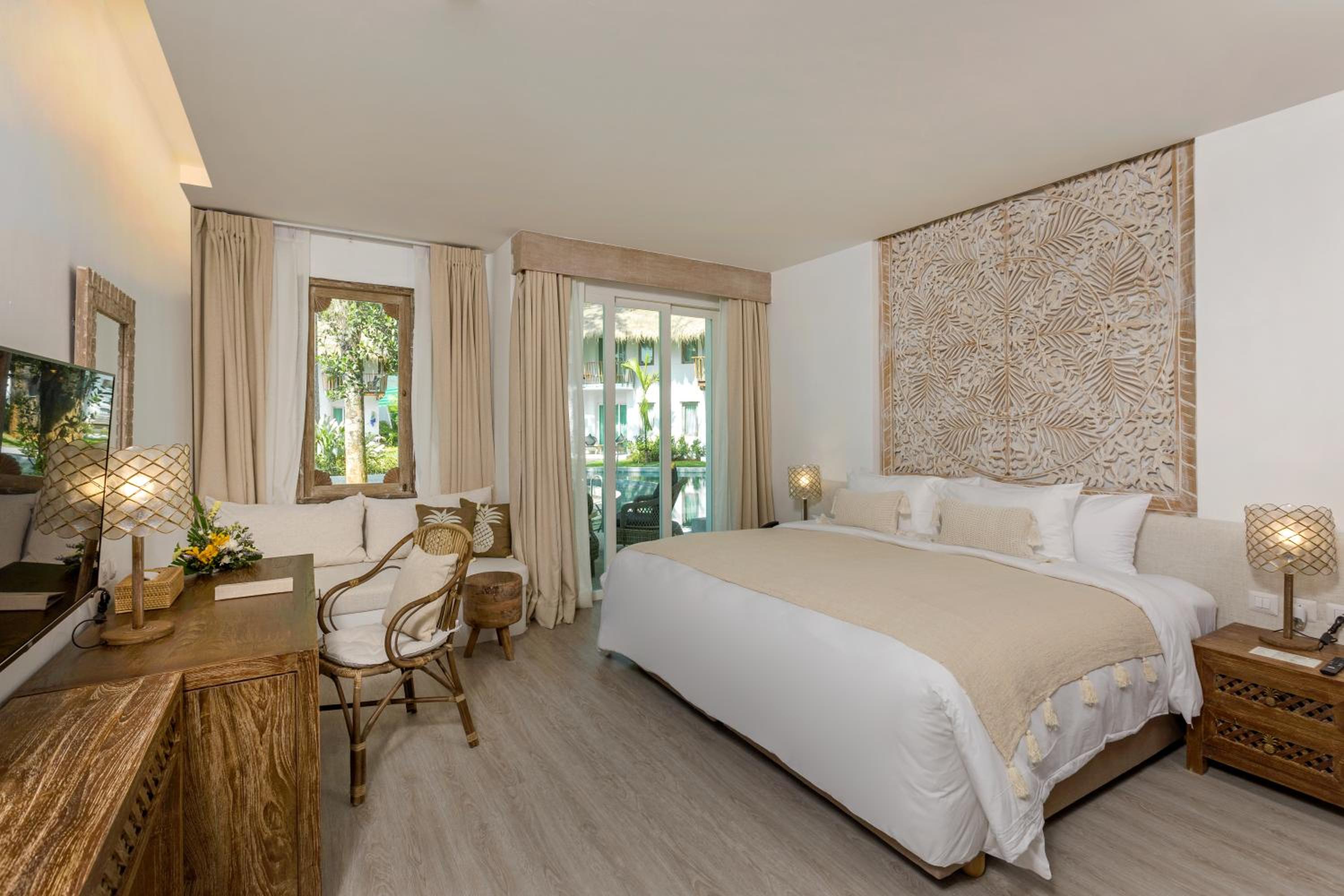 Grand Deluxe Pool Access - Photo 1