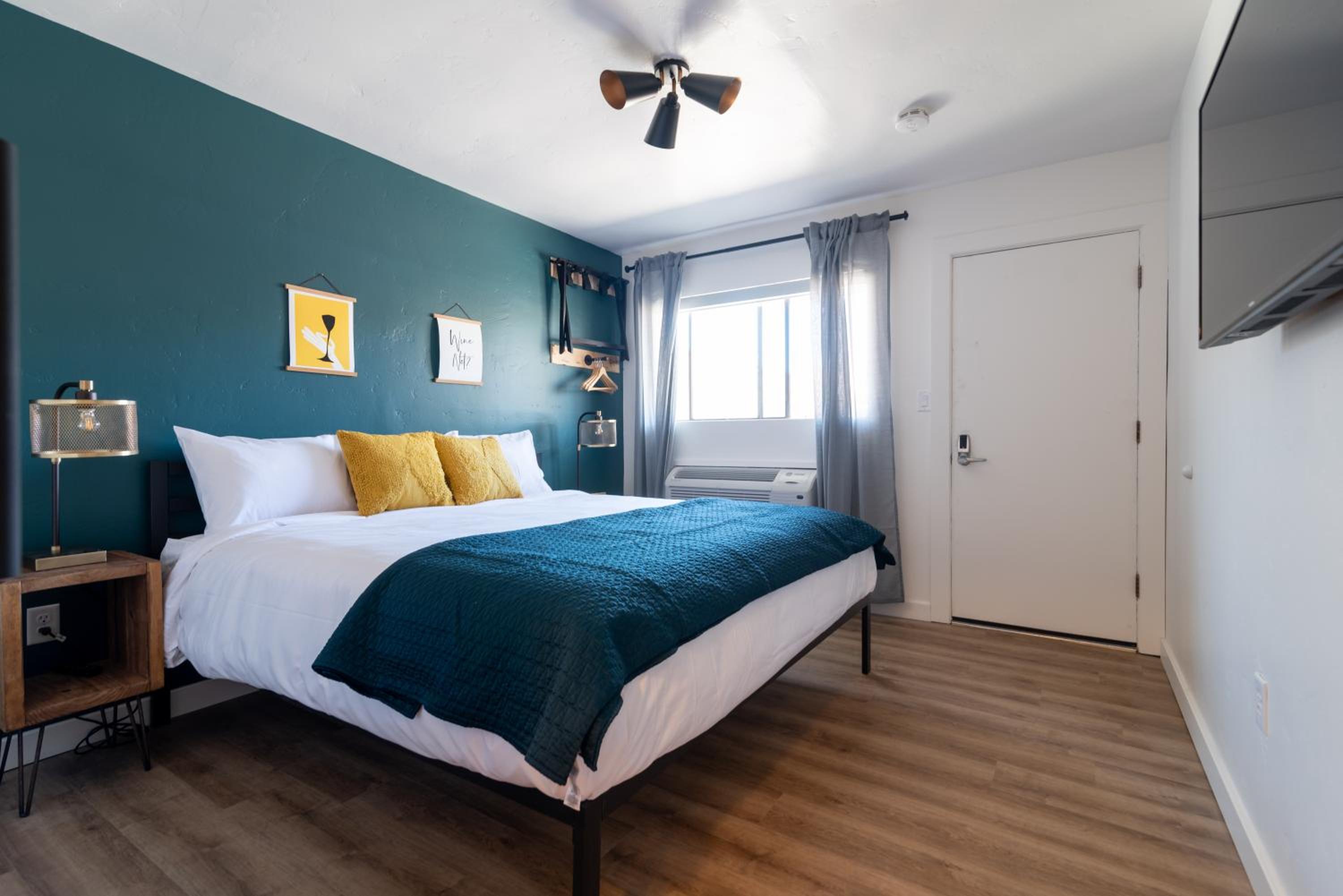 Deluxe King Room - Photo 1