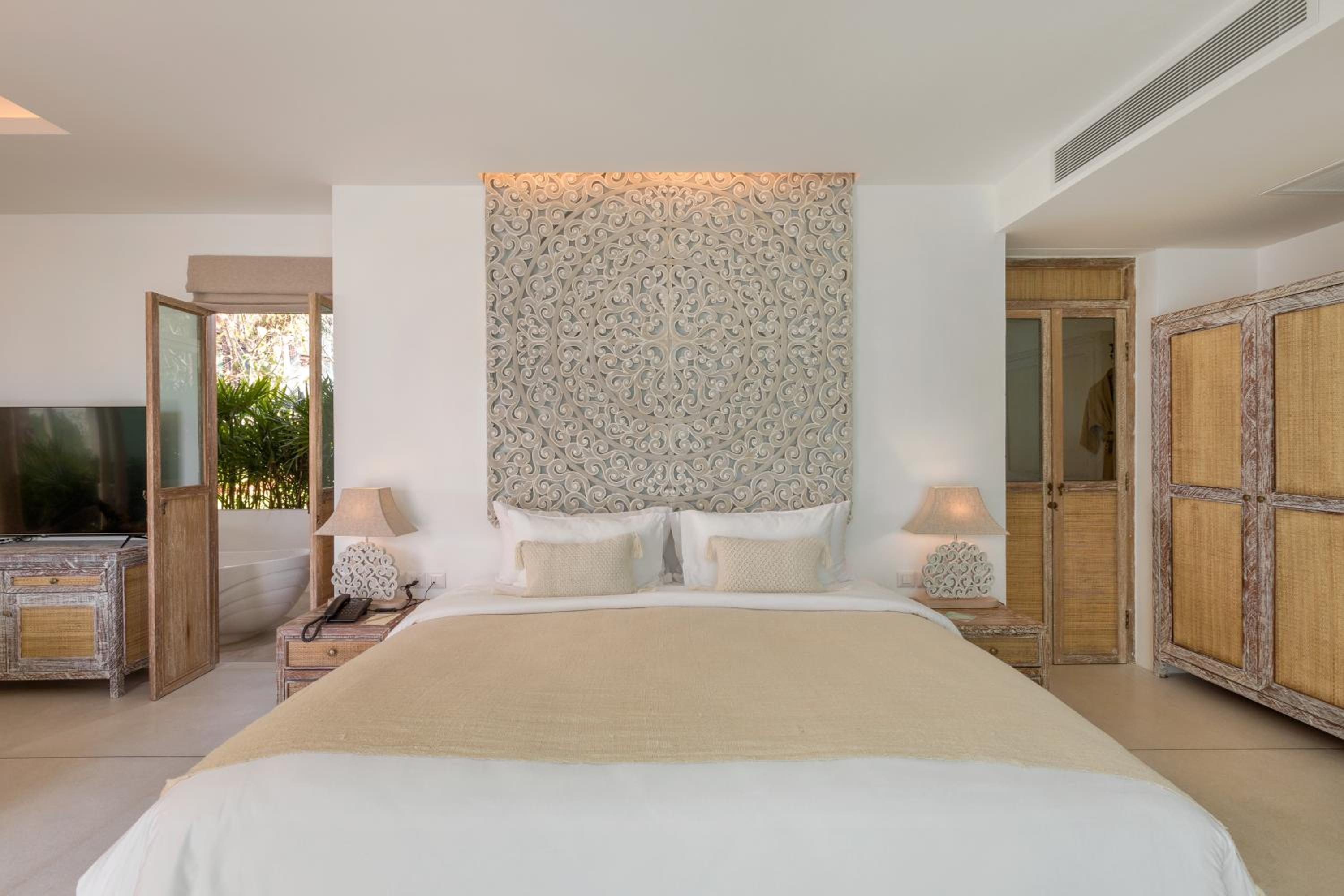 Suite with Pool View - Photo 12