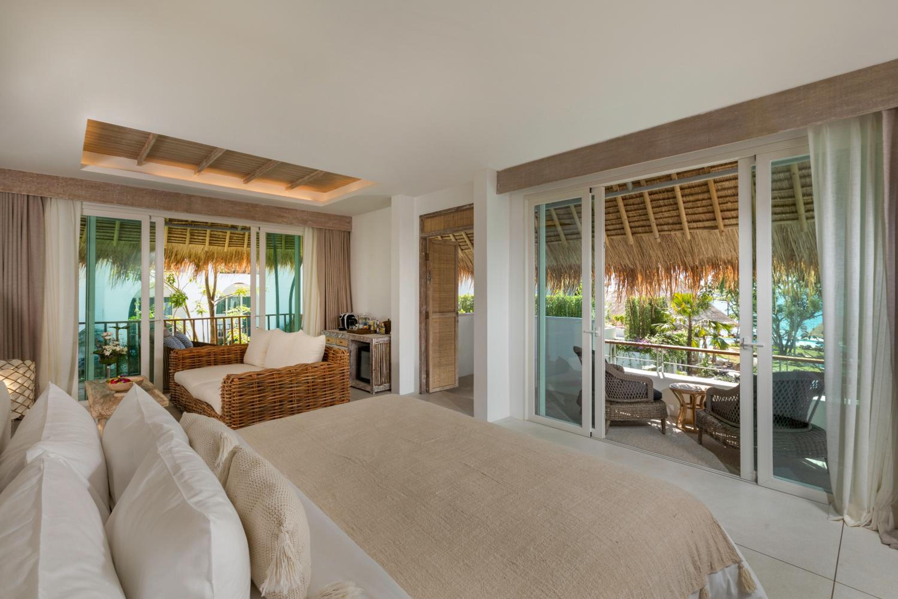 Suite with Pool View - Photo 11
