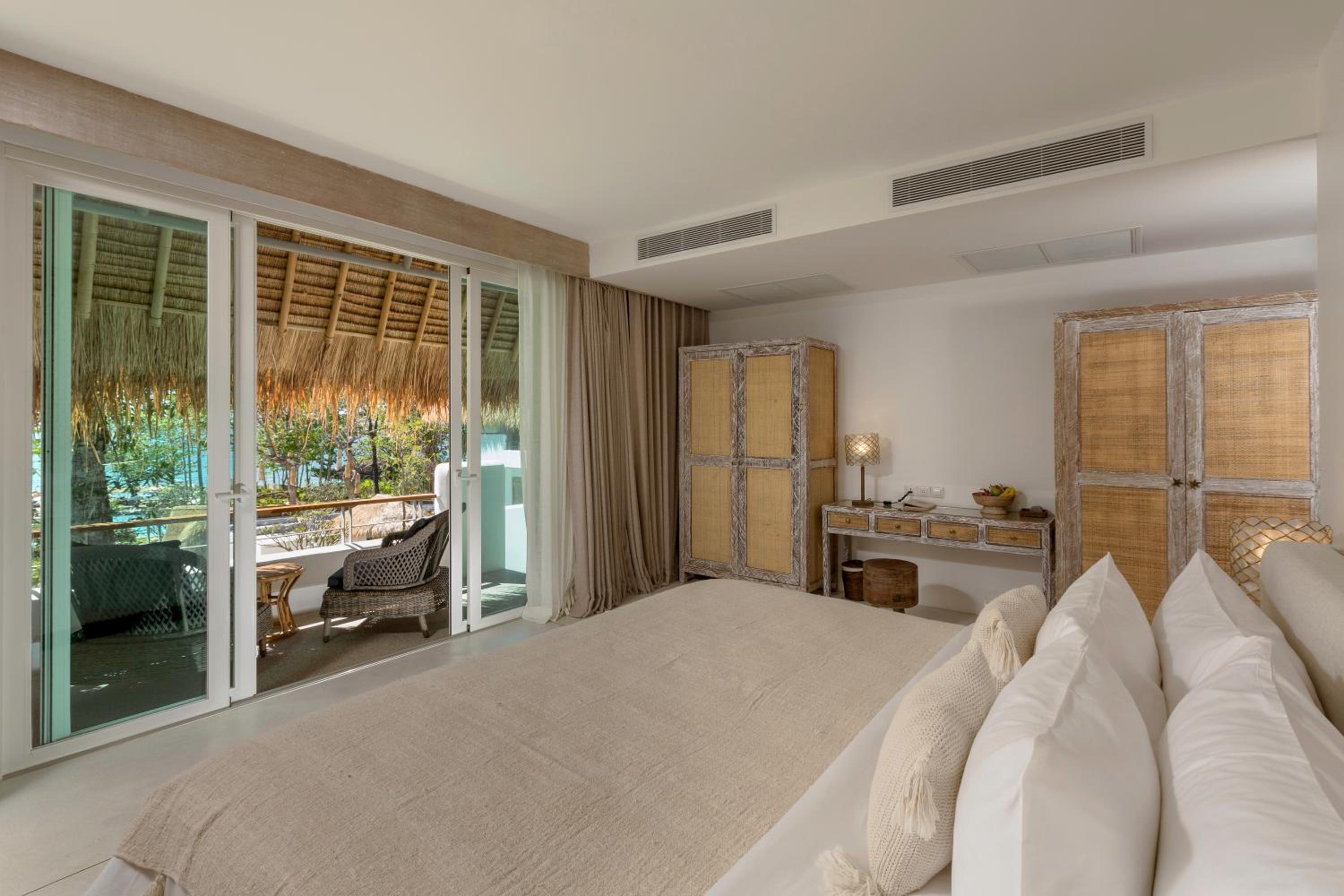 Suite with Pool View - Photo 10