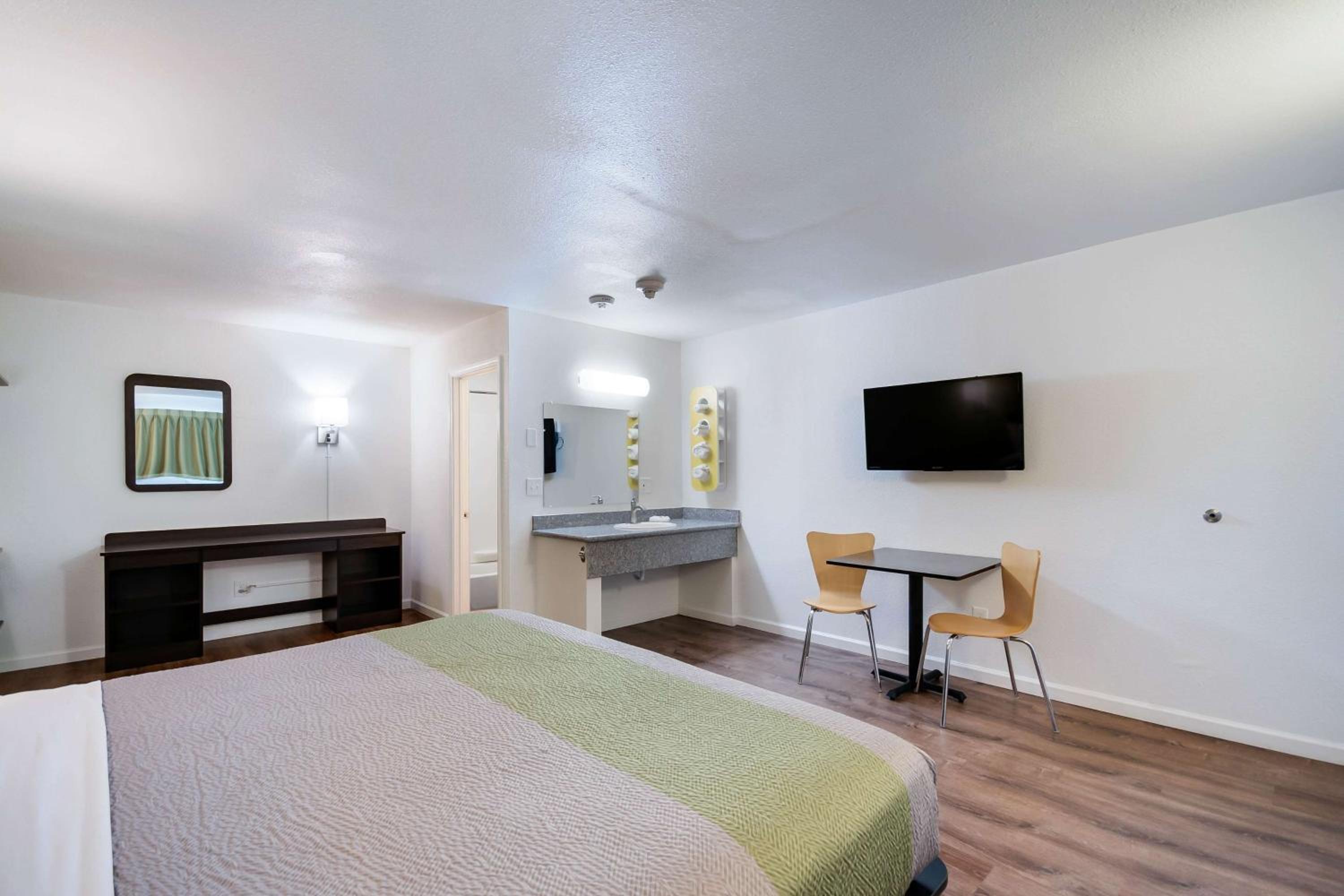 Deluxe Queen Room - Non-Smoking