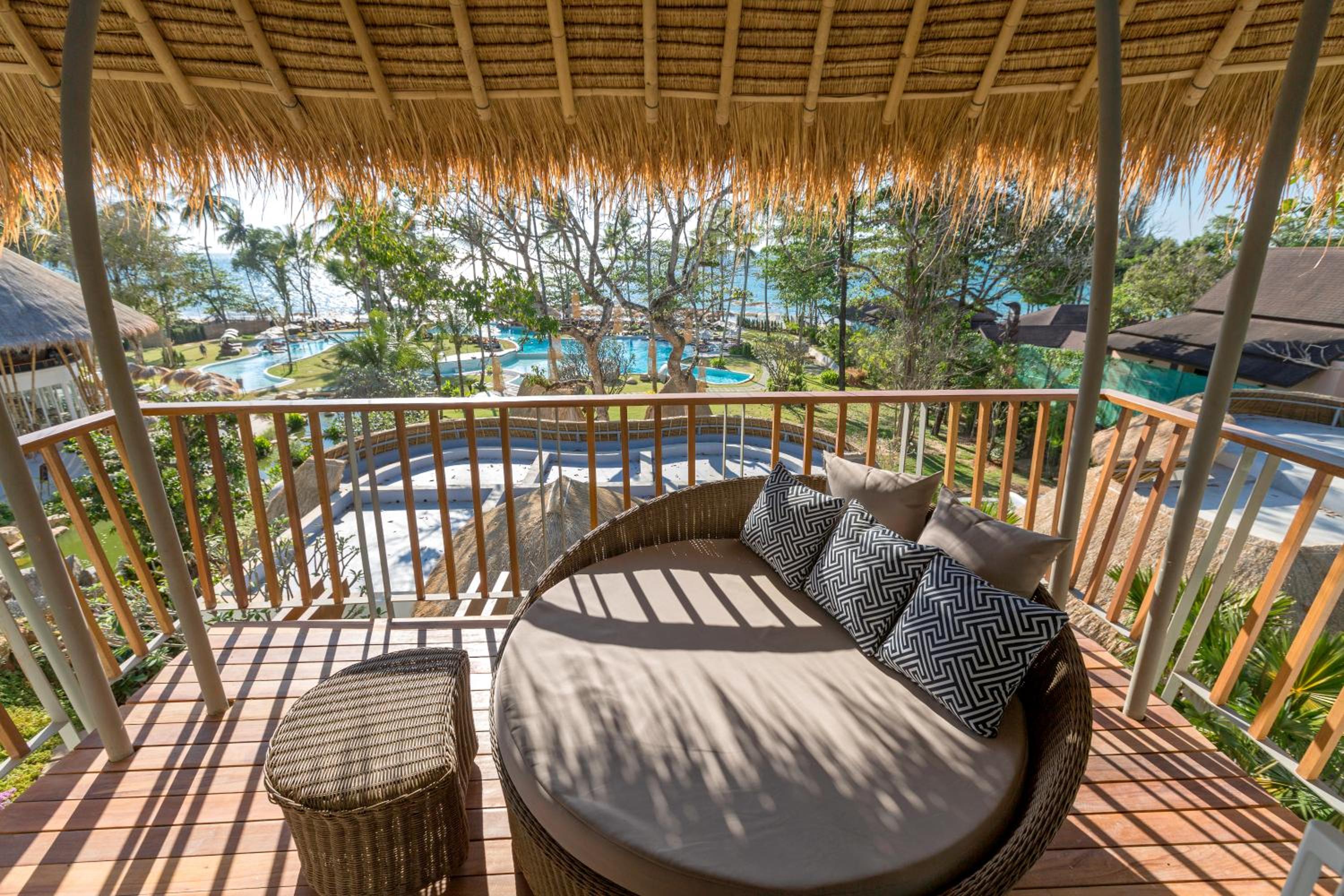 Suite with Pool View - Photo 8