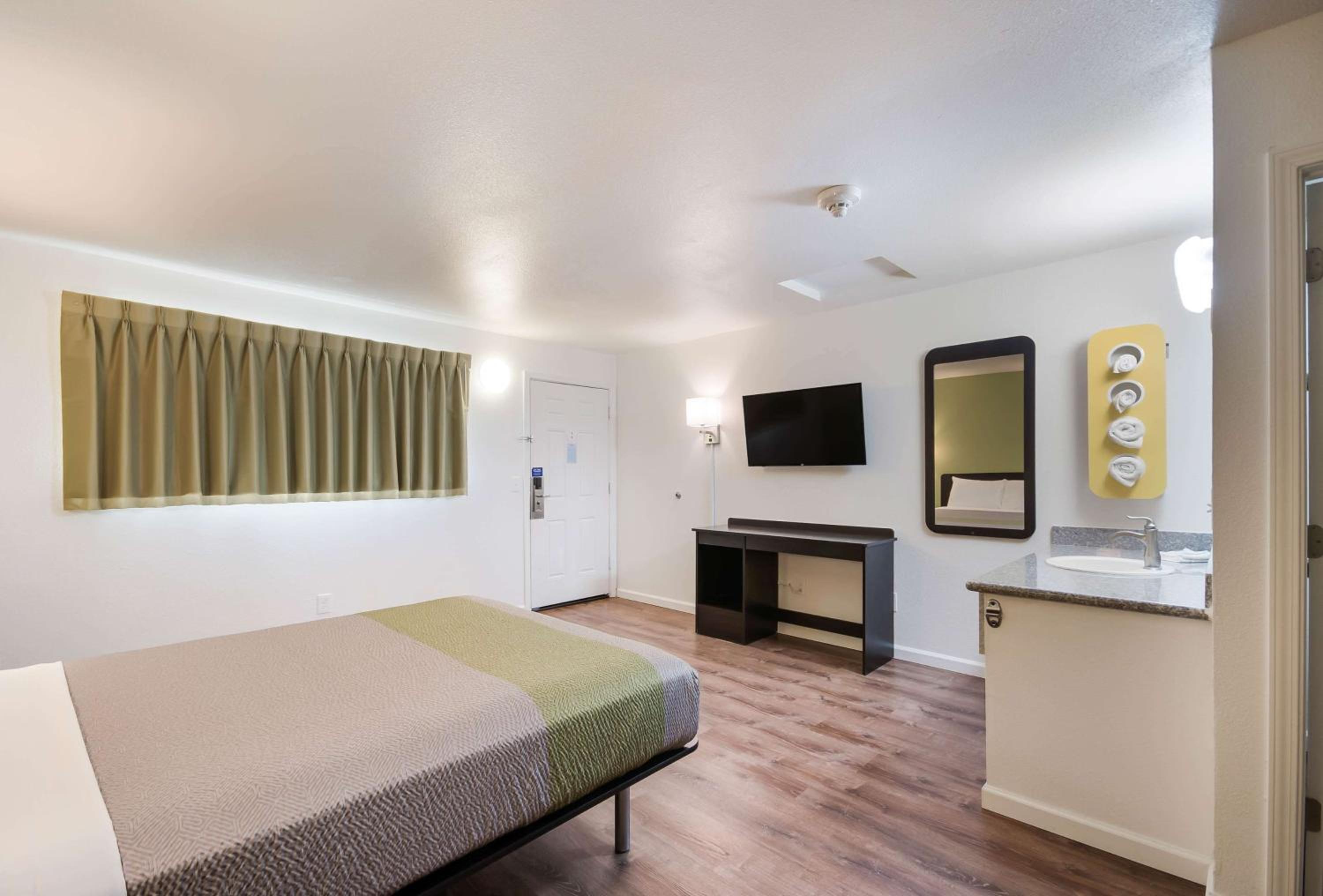 Deluxe Queen Room - Non-Smoking