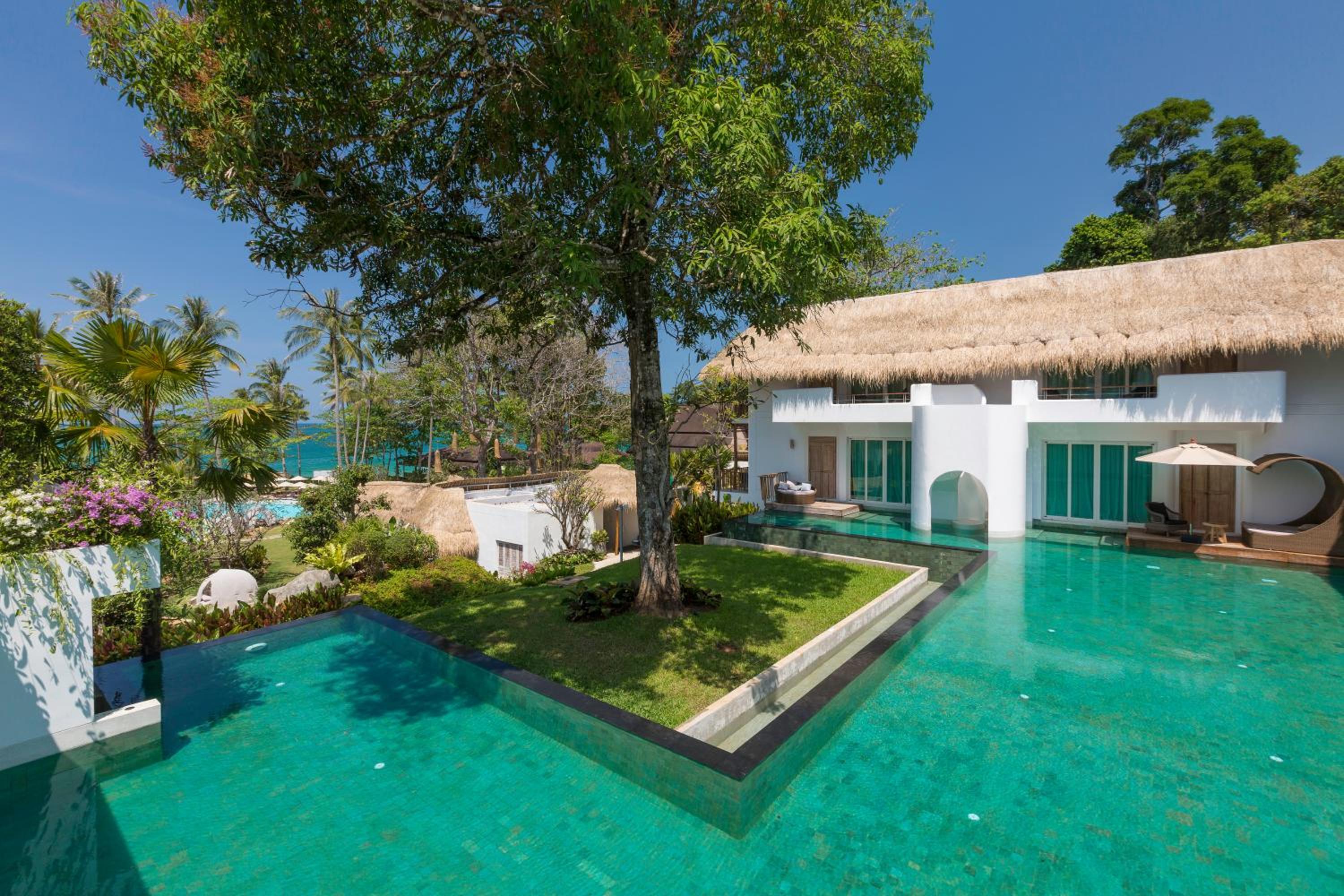 Suite with Pool View - Photo 3