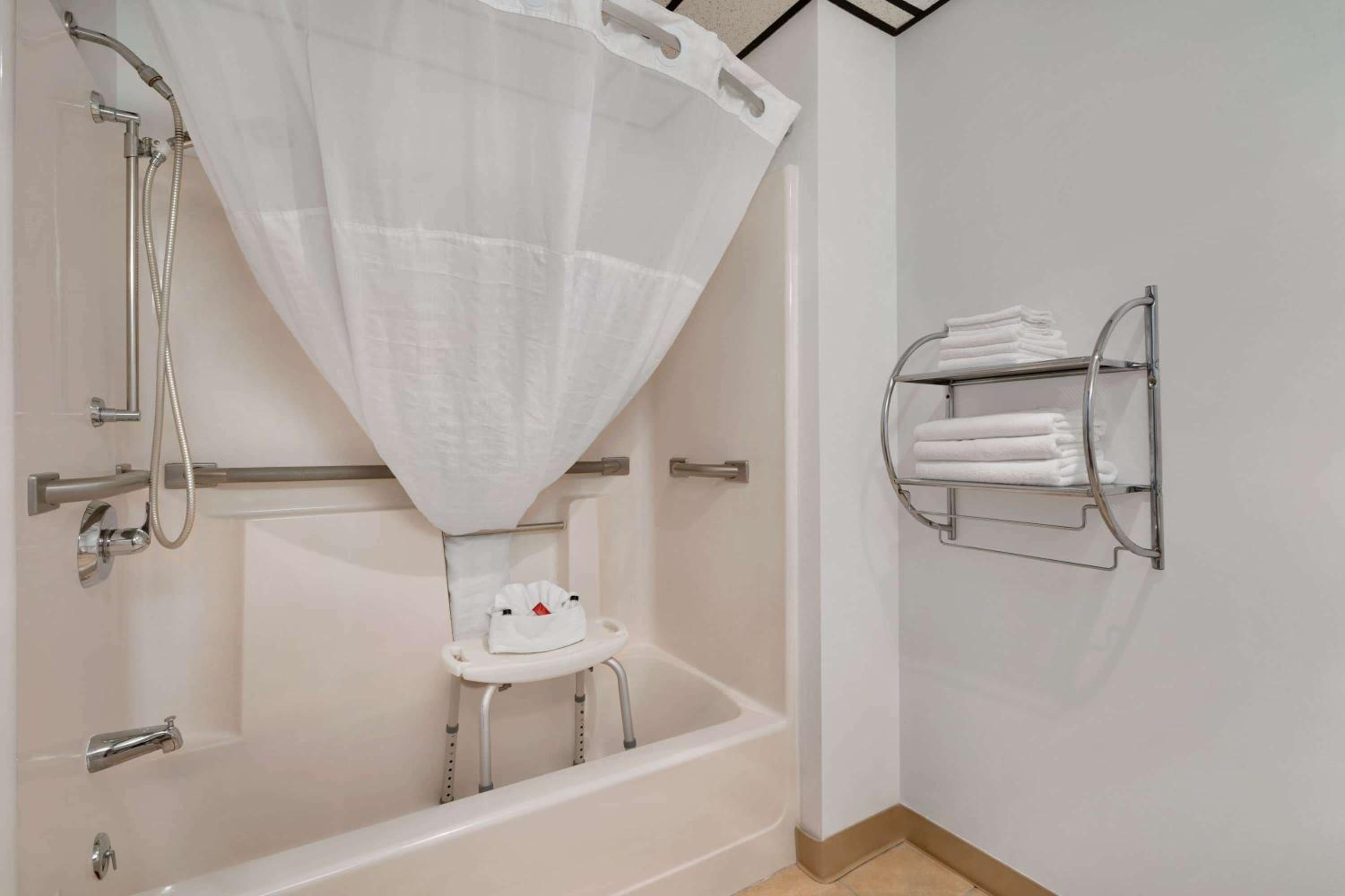 Queen Room - Mobility Access/Non-Smoking - Photo 5