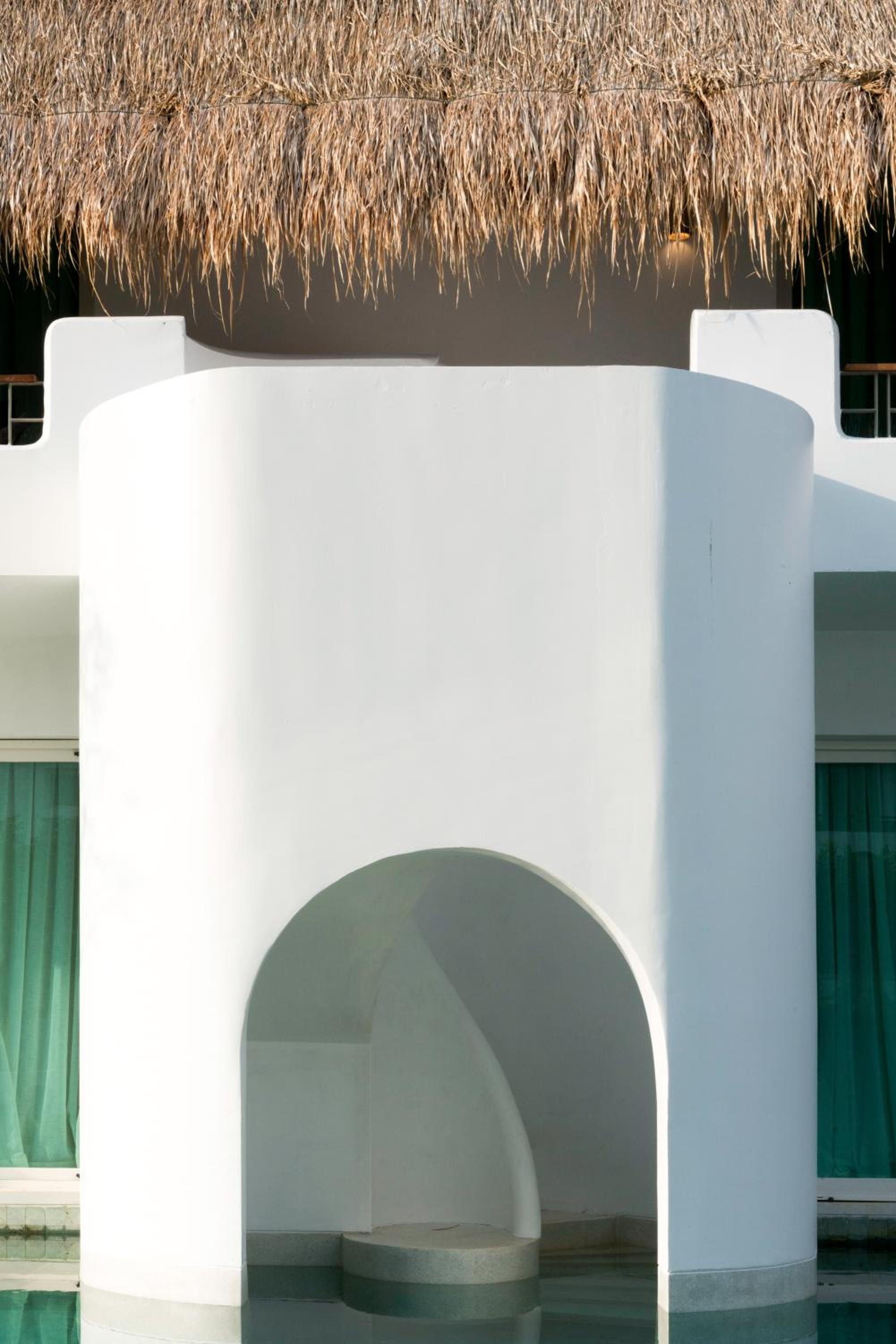Suite with Pool View - Photo 2