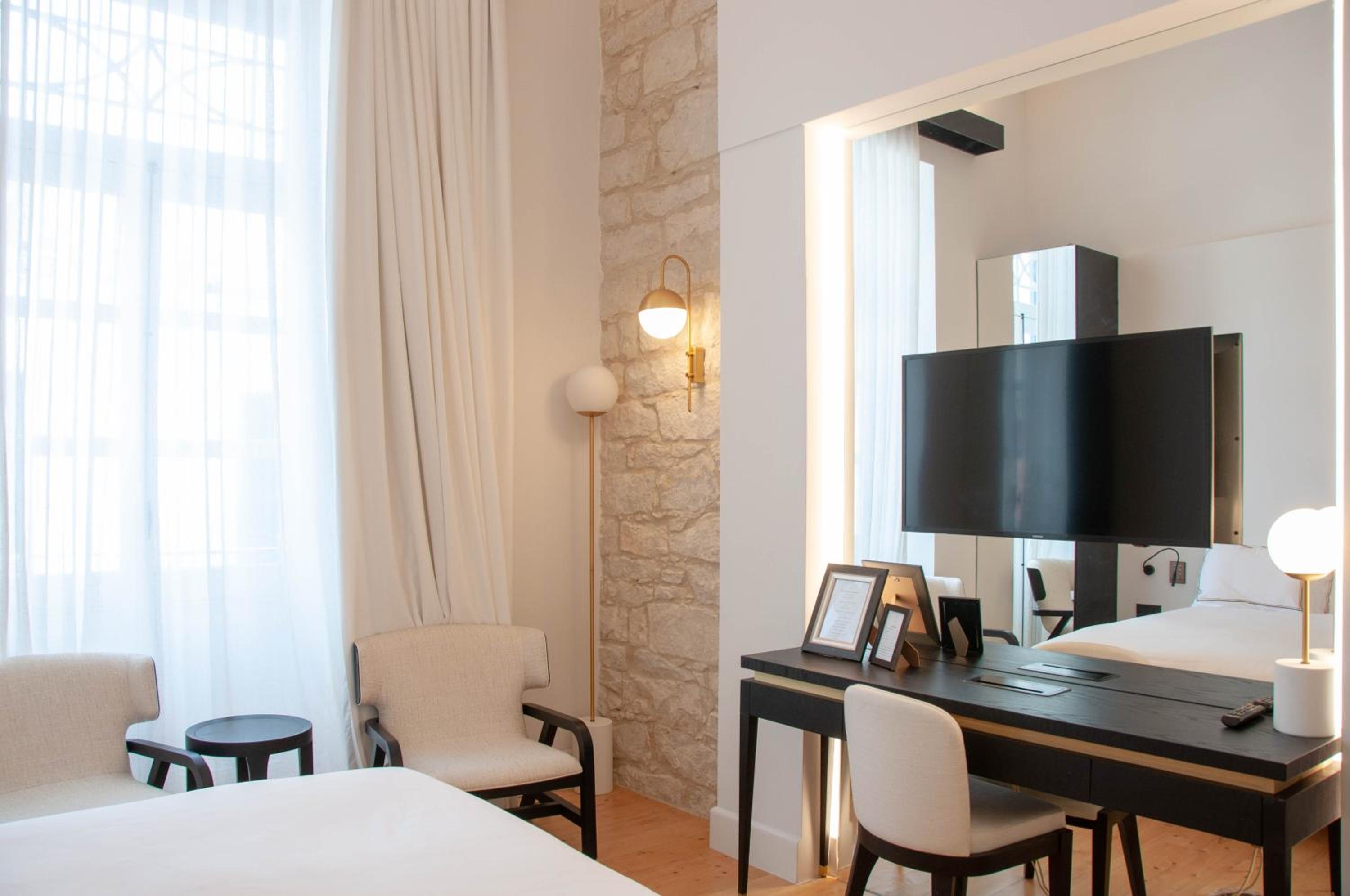 Standard Double or Twin Room - Photo 8