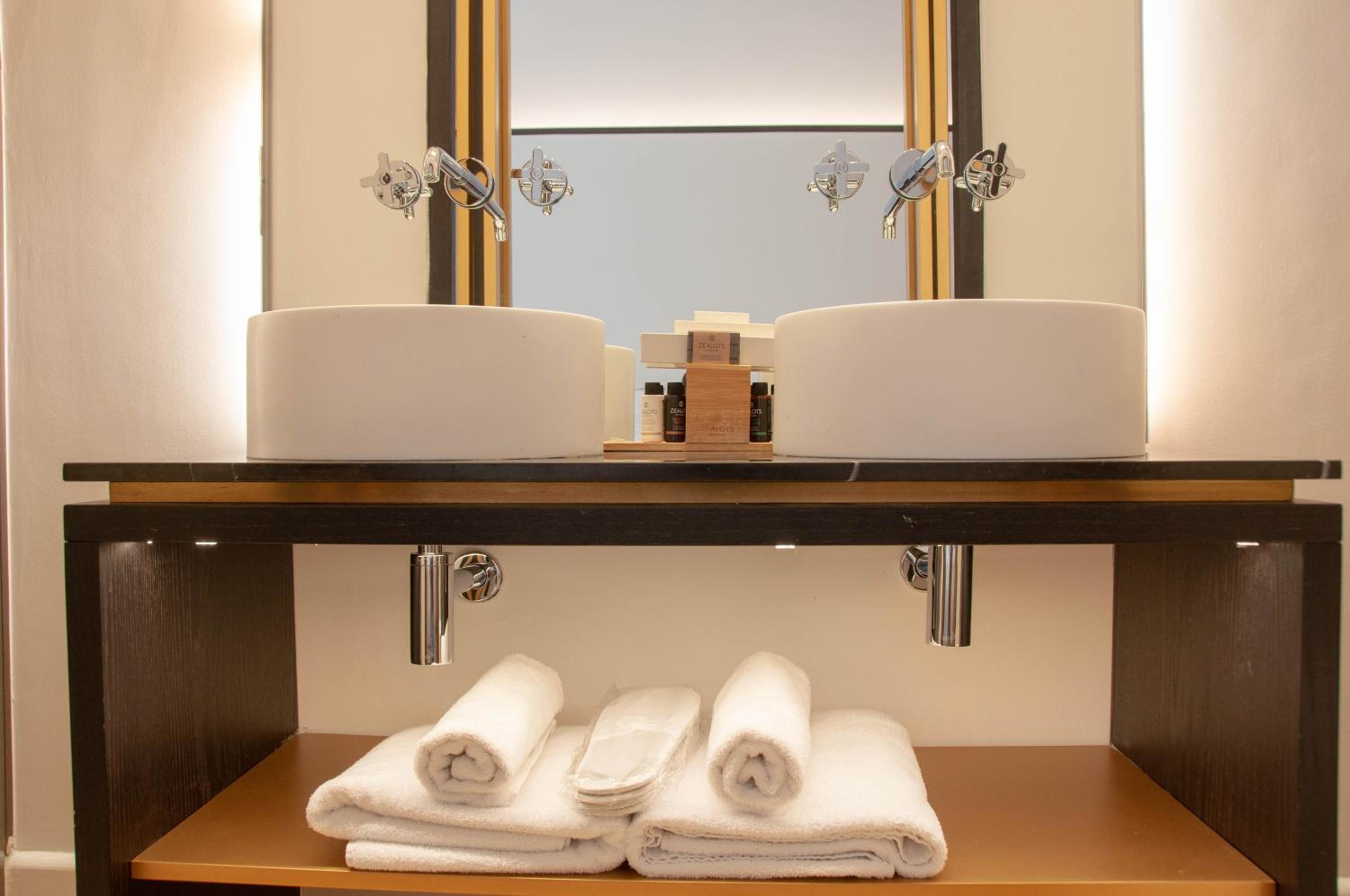 Standard Double or Twin Room - Photo 16