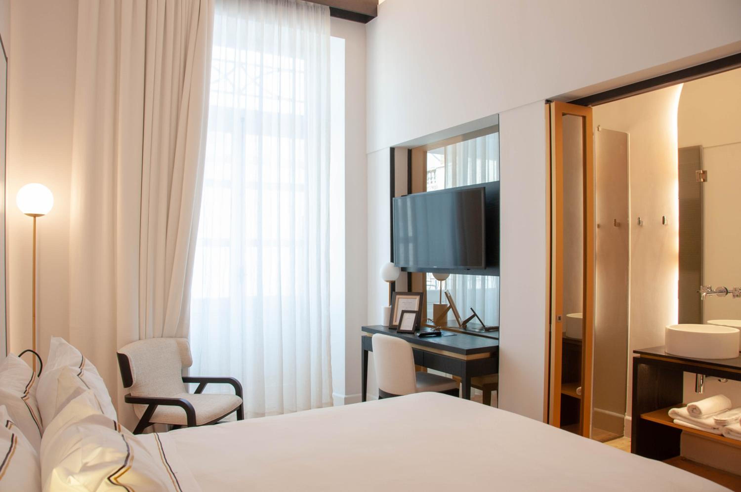 Standard Double or Twin Room - Photo 17