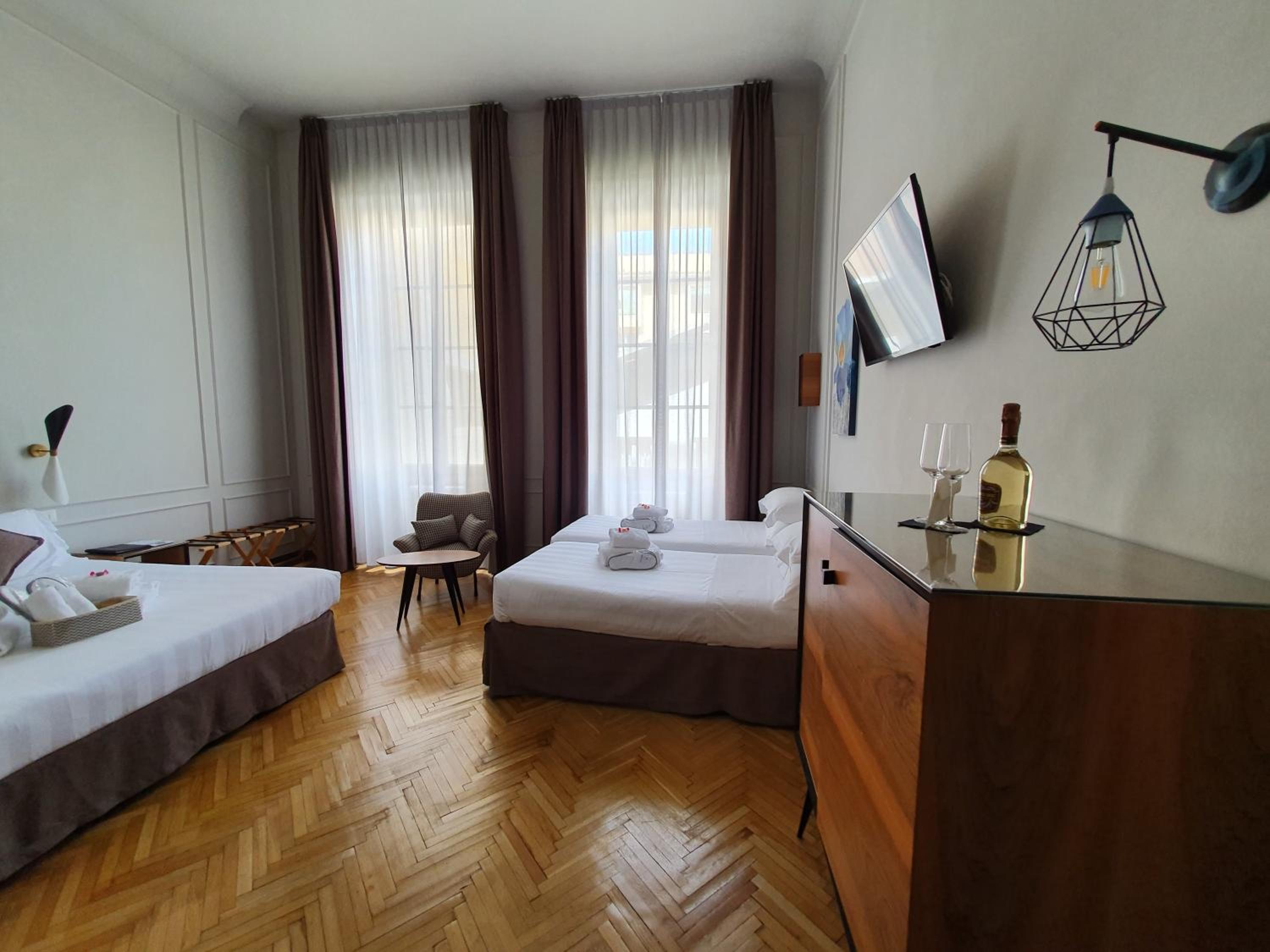 Superior Double Room thumbnail 6