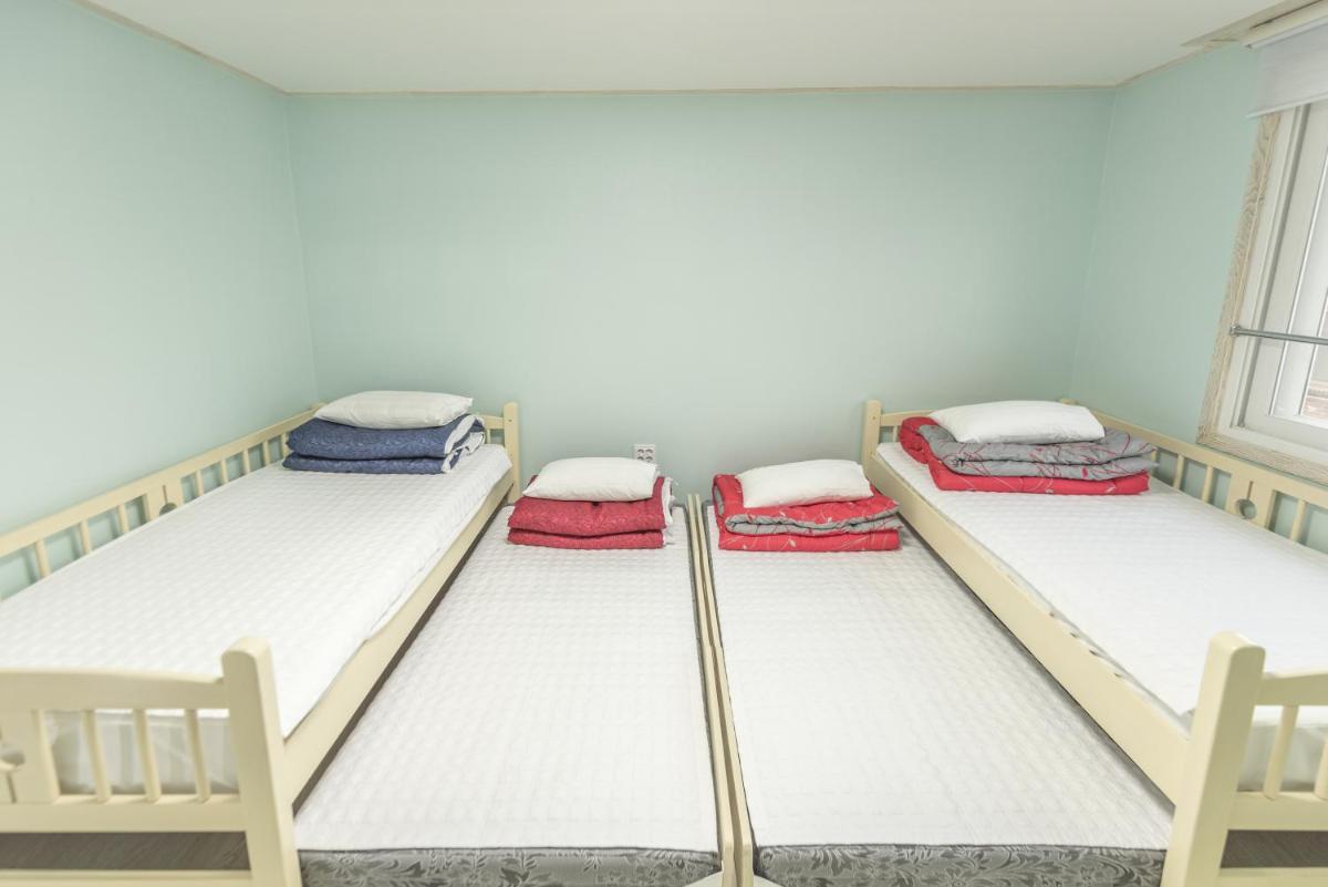 Quadruple Room with Private Bathroom photo 1