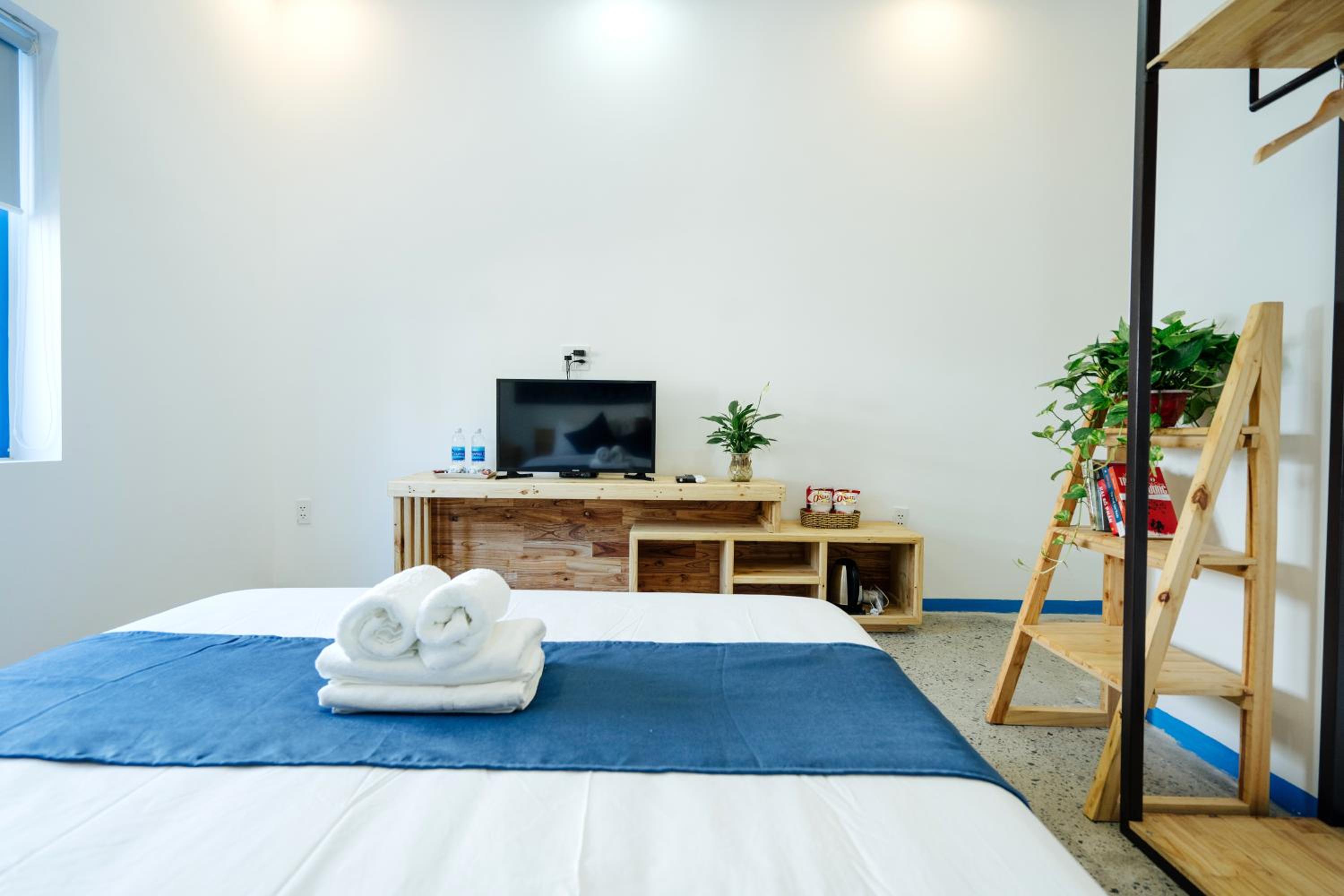 Deluxe Double Room with Balcony - Photo 7