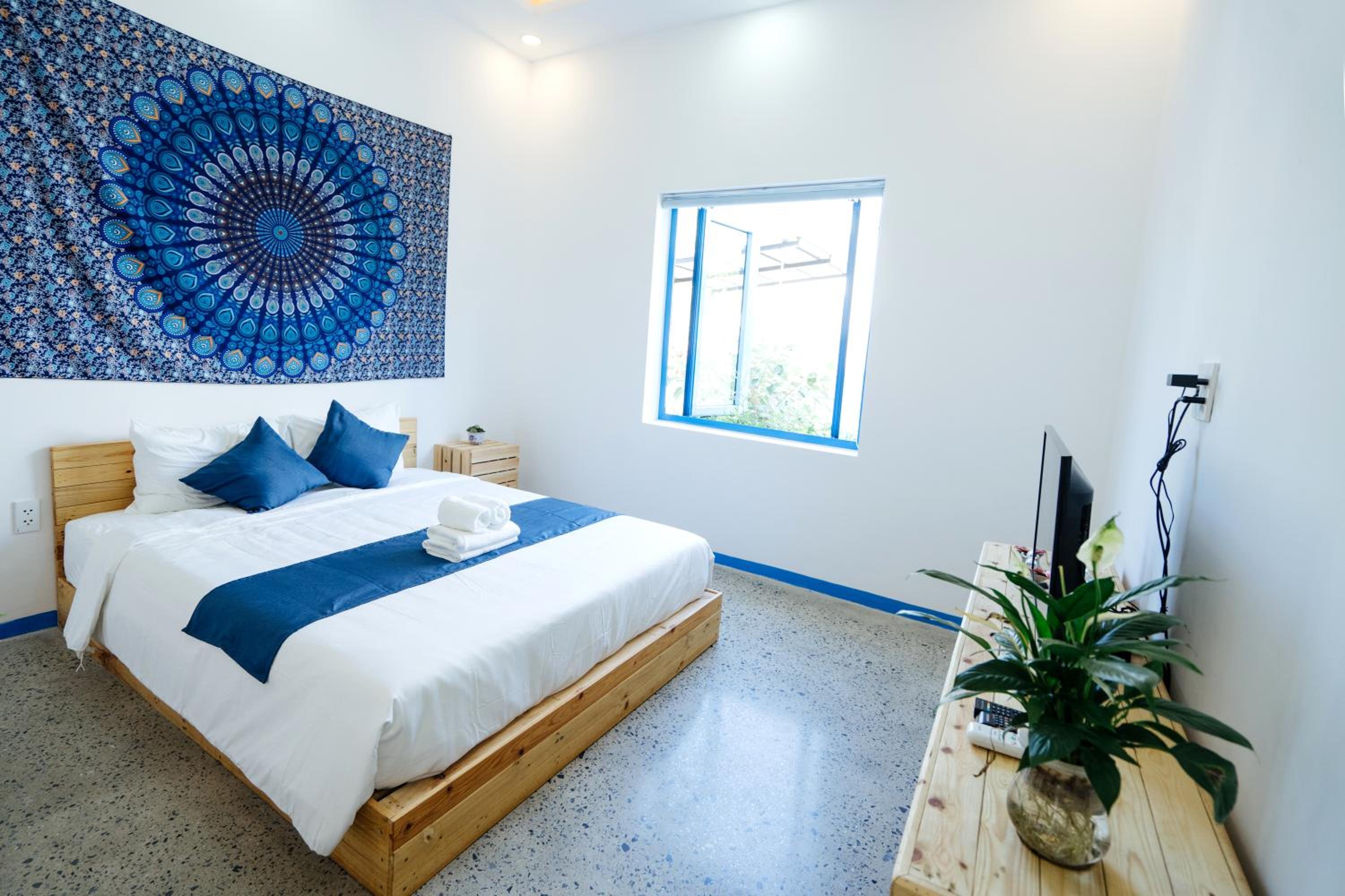 Double Room with Pool View - Photo 11
