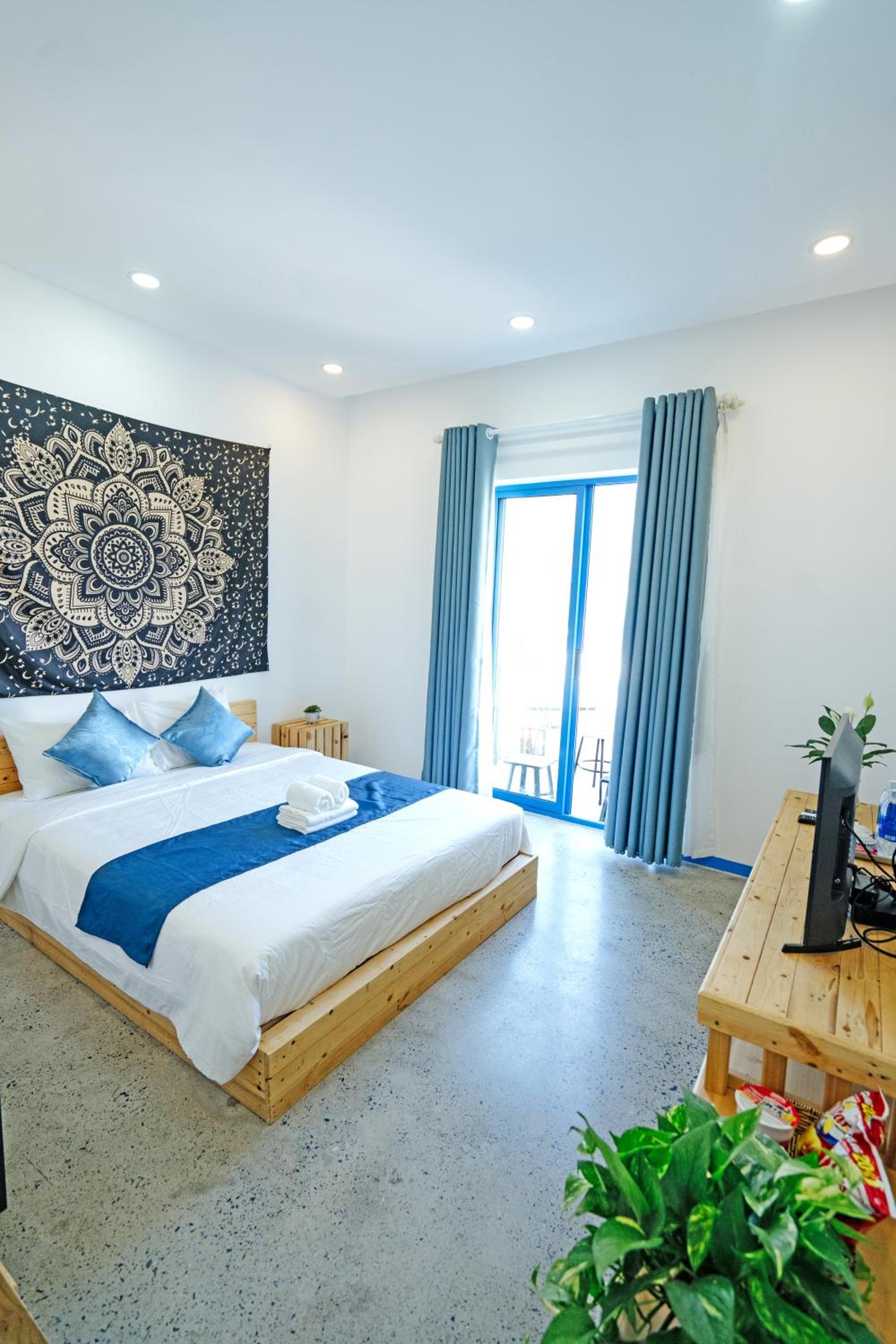 Deluxe Double Room with Balcony - Photo 8
