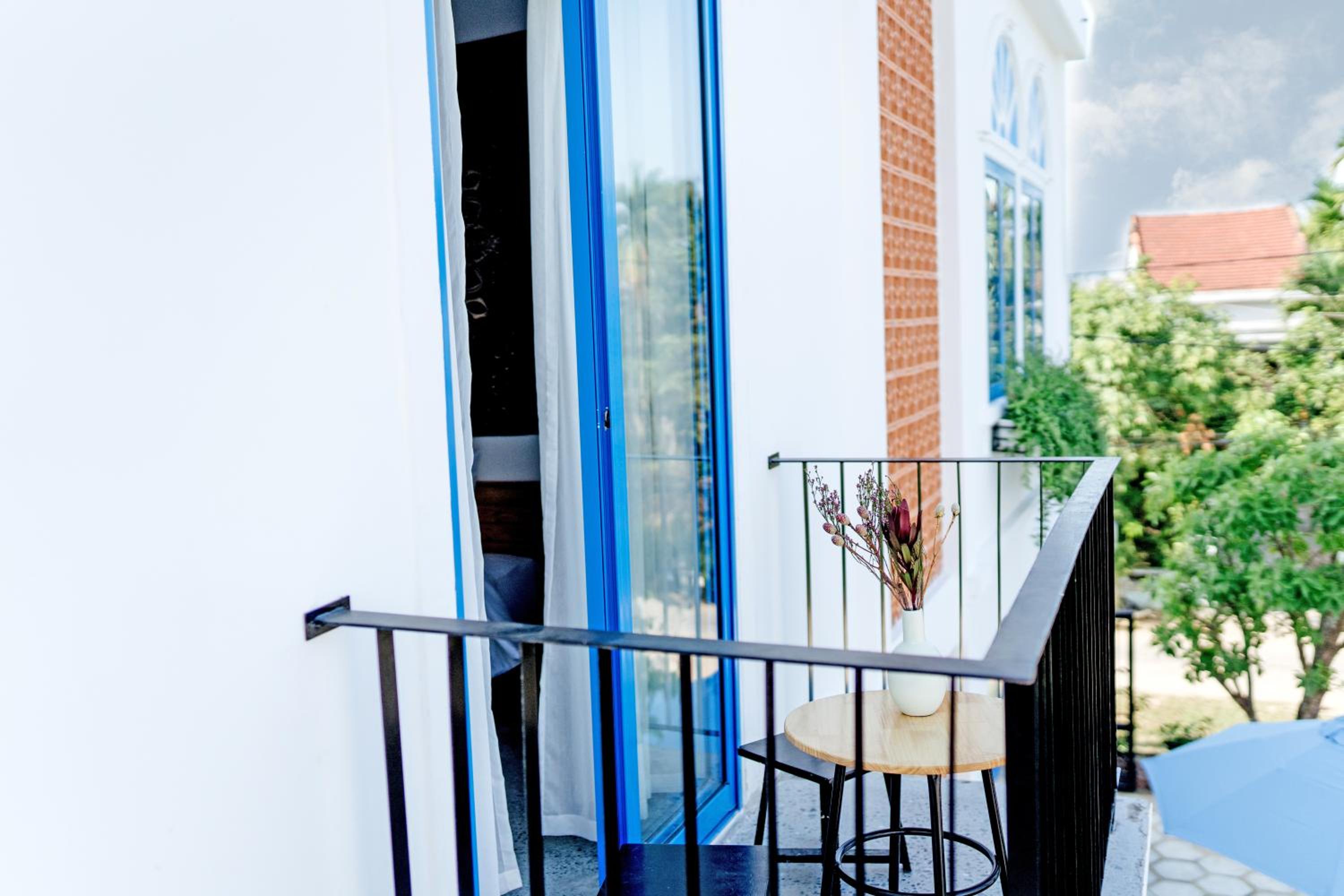 Deluxe Double Room with Balcony - Photo 18