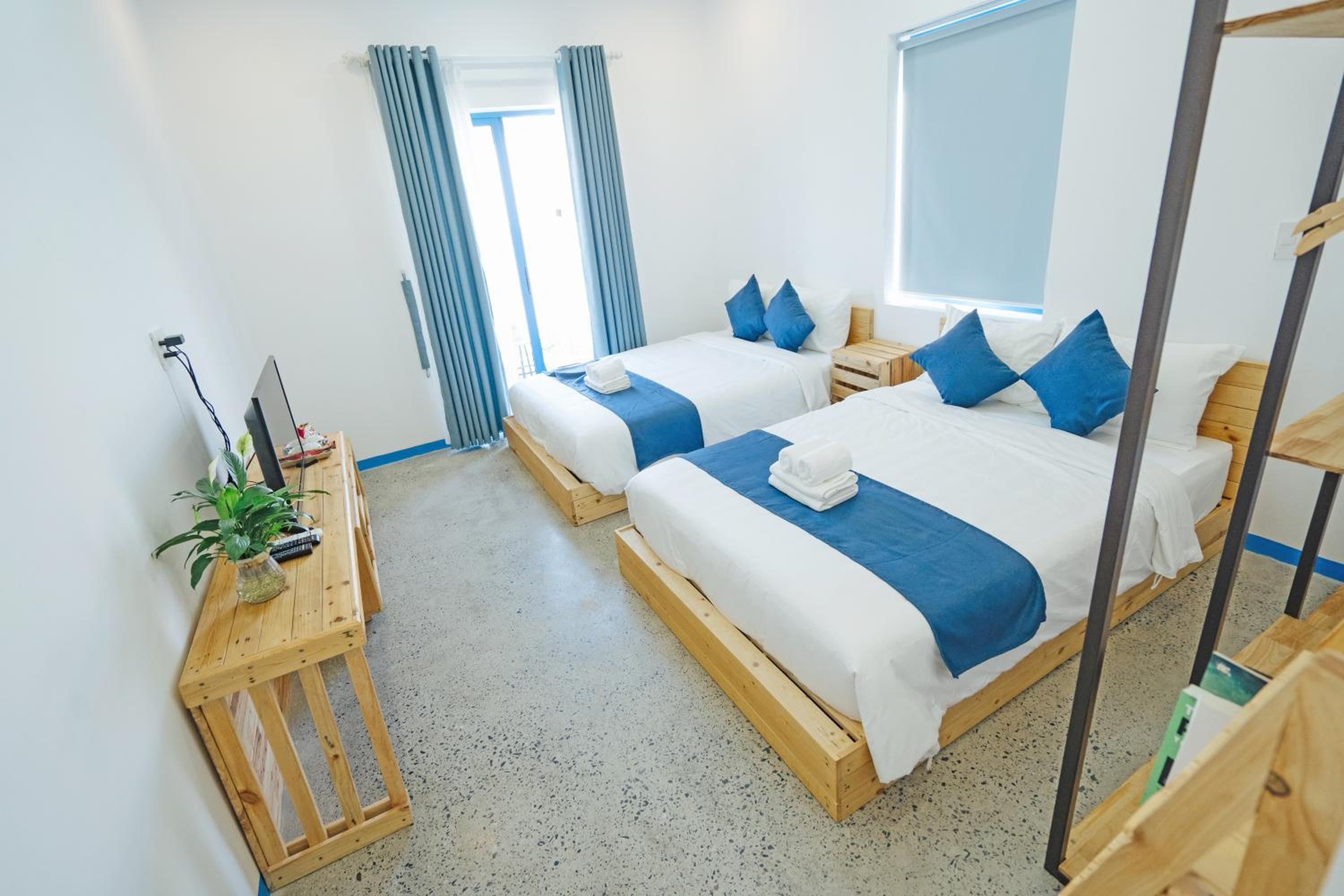 Superior Queen Room with Two Queen Beds - Photo 11